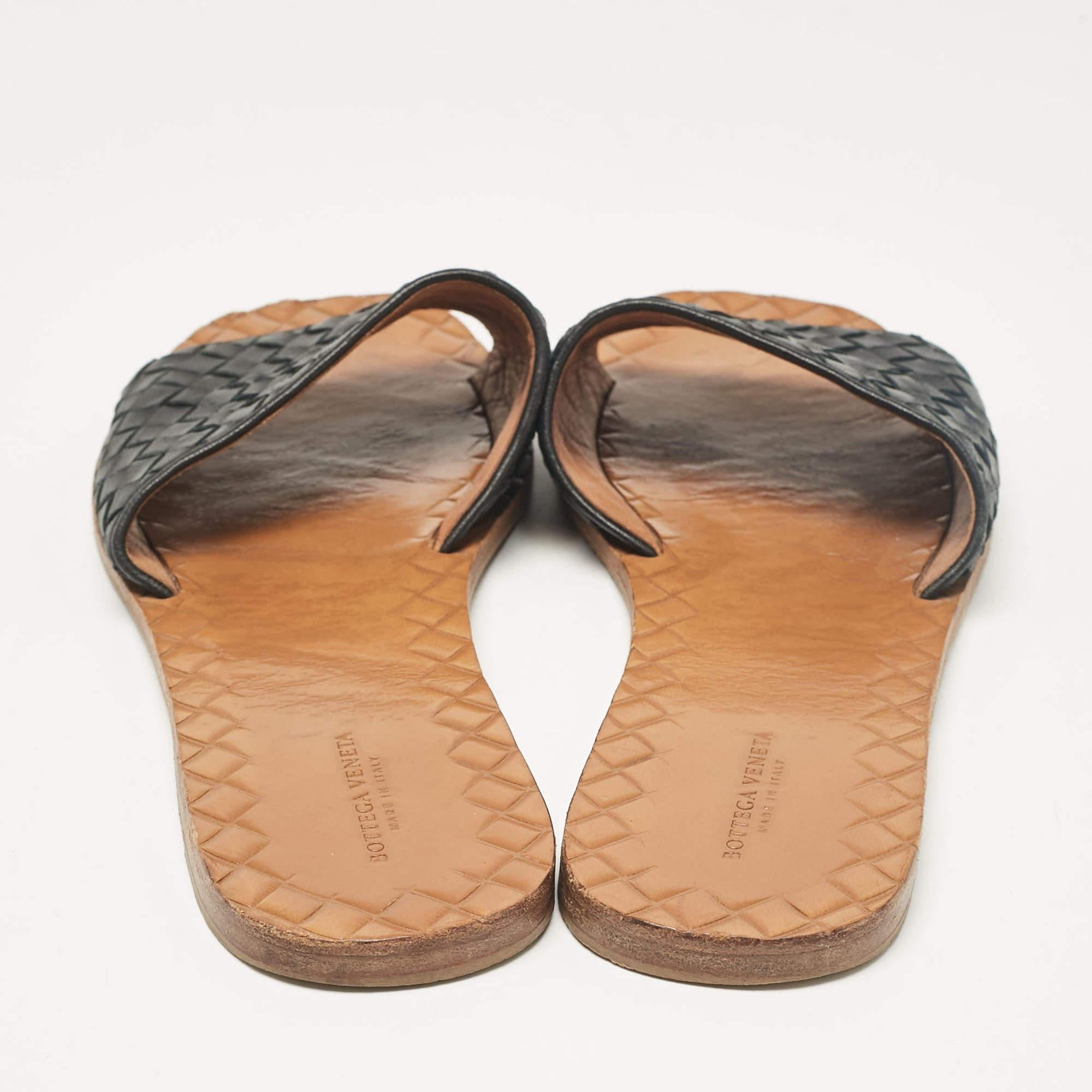Bottega Veneta Black Intrecciato Leather Flat Slides Size 40 For Sale 1