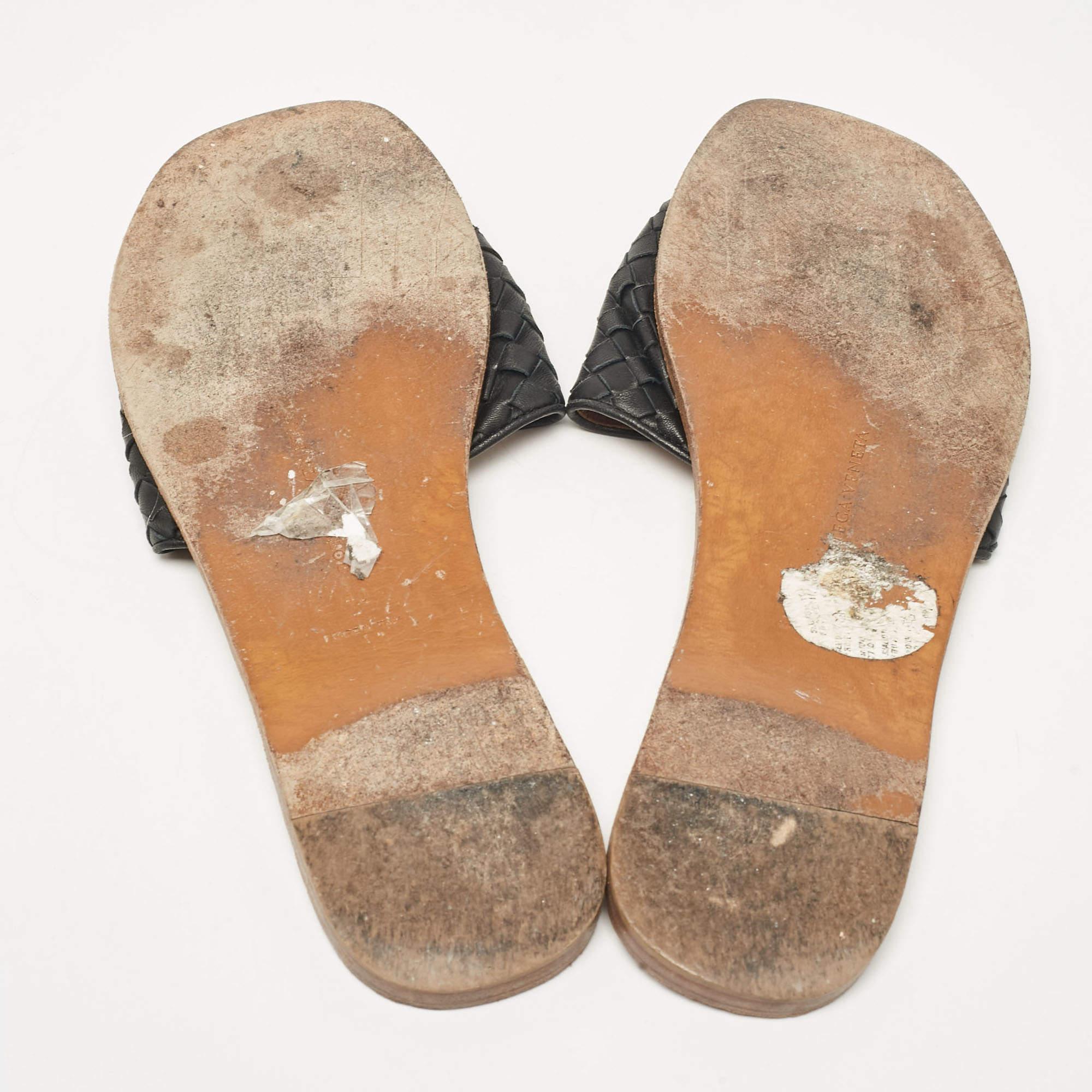 Bottega Veneta Black Intrecciato Leather Flat Slides Size 40 For Sale 2