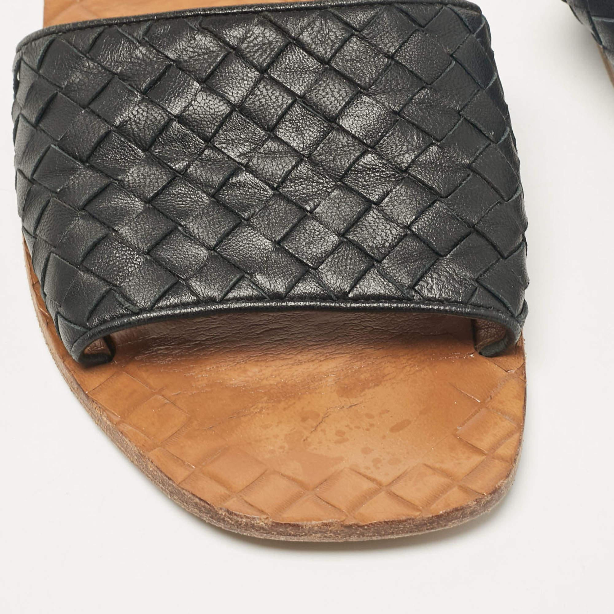 Bottega Veneta Black Intrecciato Leather Flat Slides Size 40 For Sale 3