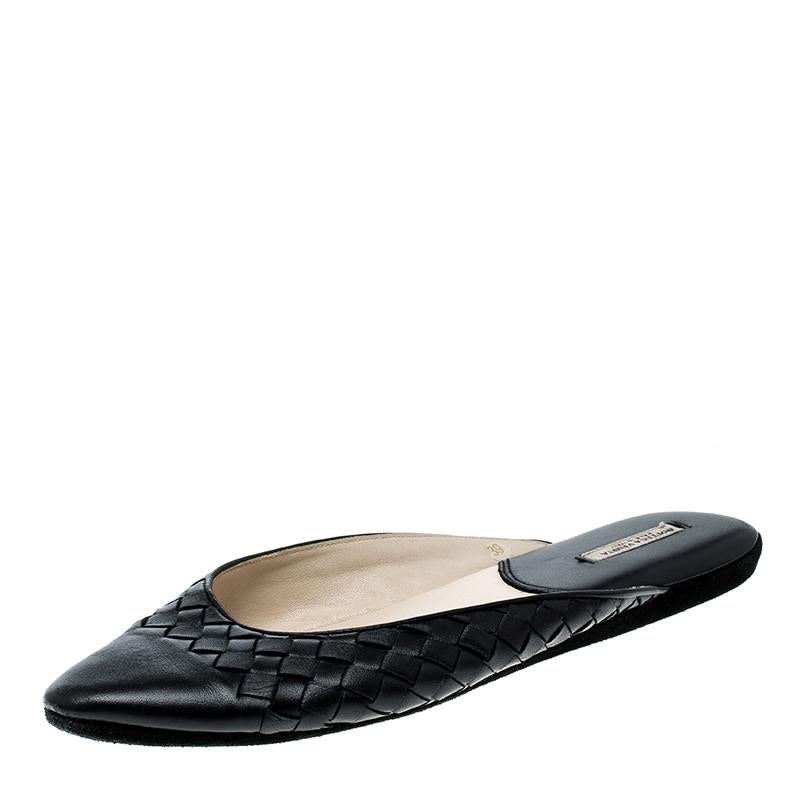 Comfortable, easy-going and chic, these Bottega Veneta slippers are a perfect pair for your everyday commutes. Fashioned in the label's signature Intrecciato weave pattern on black leather, this pair features a pointed toe and comes with a