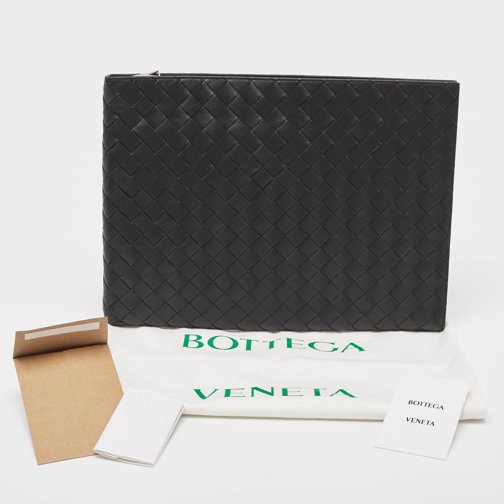 Bottega Veneta Black Intrecciato Leather Half Zip Pouch For Sale 8