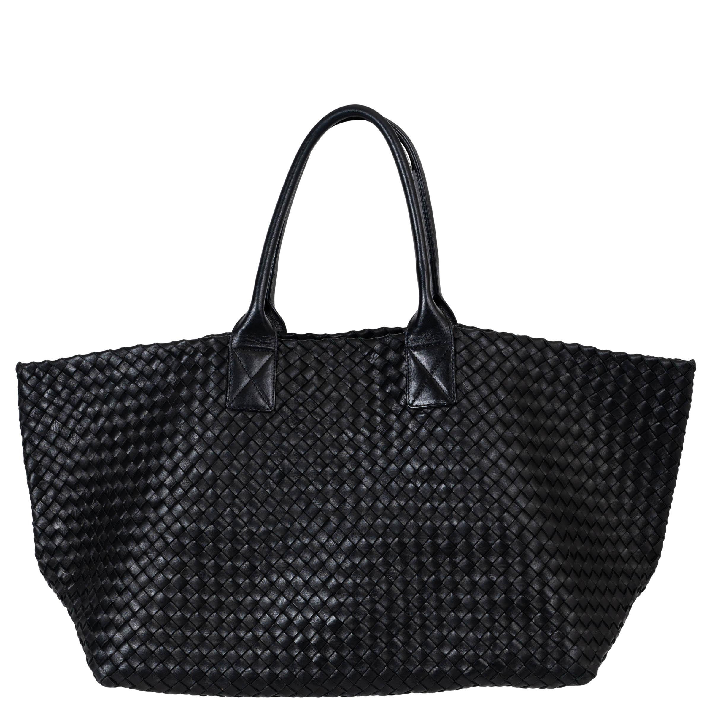 Noir BOTTEGA VENETA noir Intrecciato cuir LARGE CABAT Tote Bag en vente
