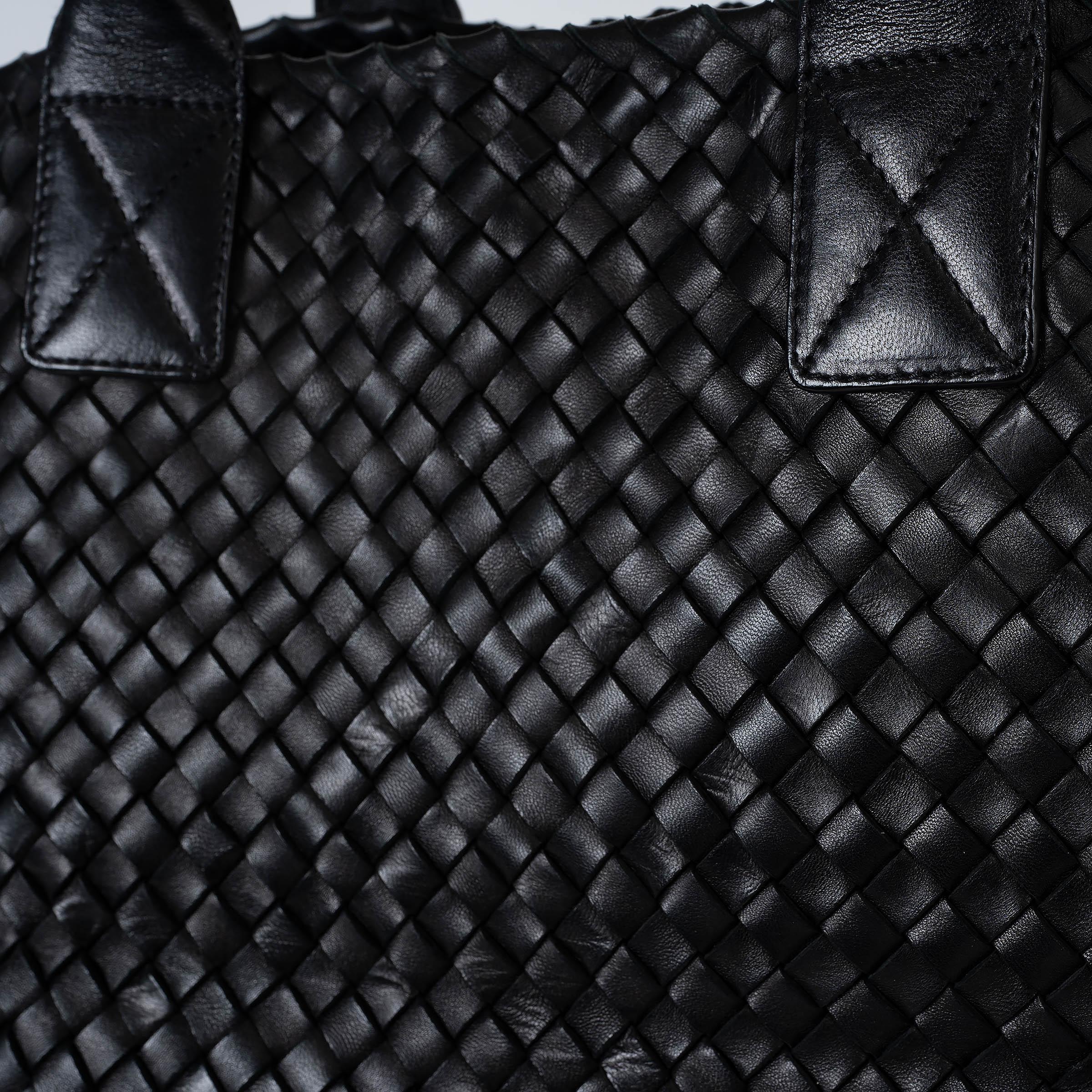 BOTTEGA VENETA noir Intrecciato cuir LARGE CABAT Tote Bag en vente 1