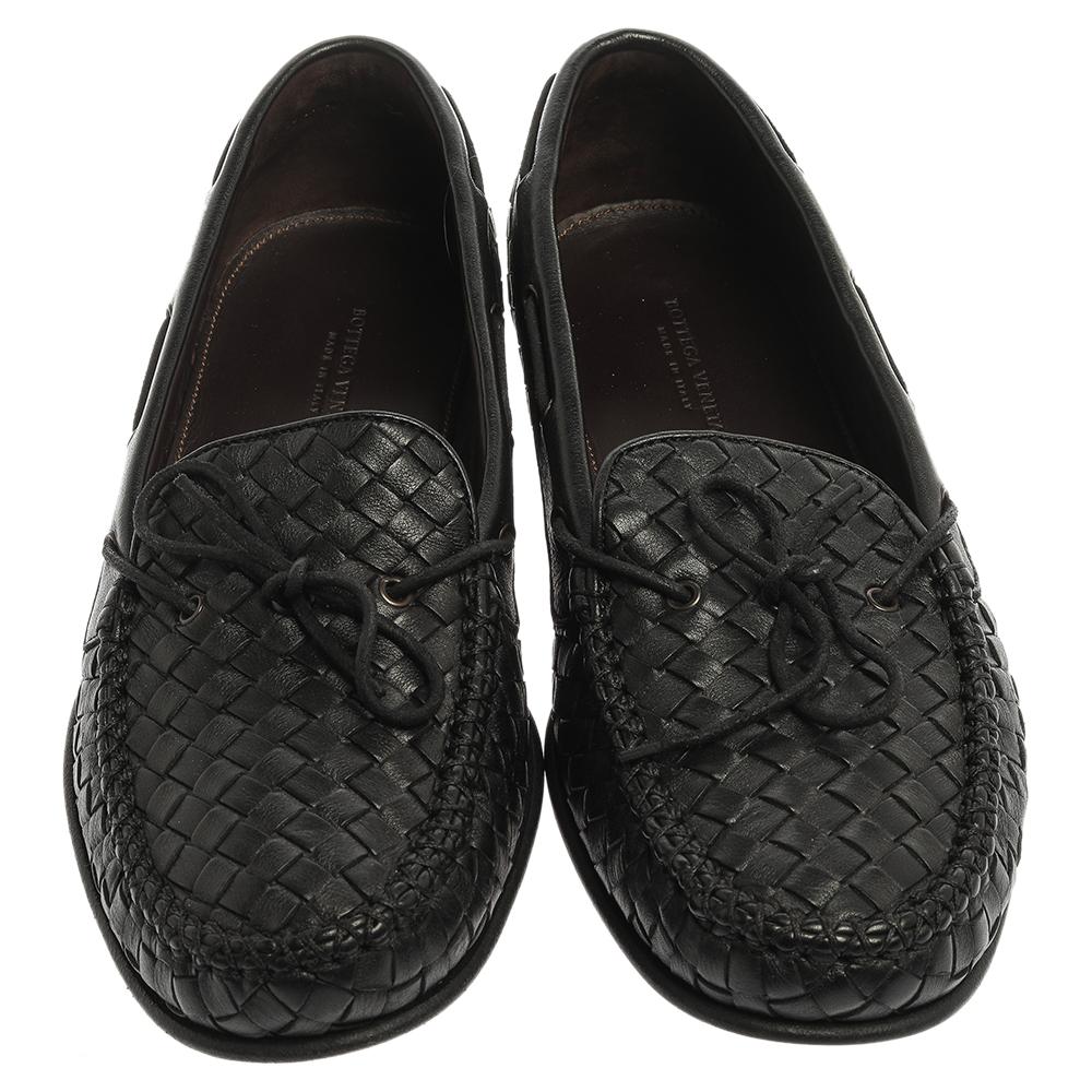 Look stylish in your casual looks with these fabulous Bottega Veneta loafers. Constructed in black leather, these loafers feature the signature Intrecciato pattern all over and bow detailing on the vamps. They are endowed with comfortable insoles to