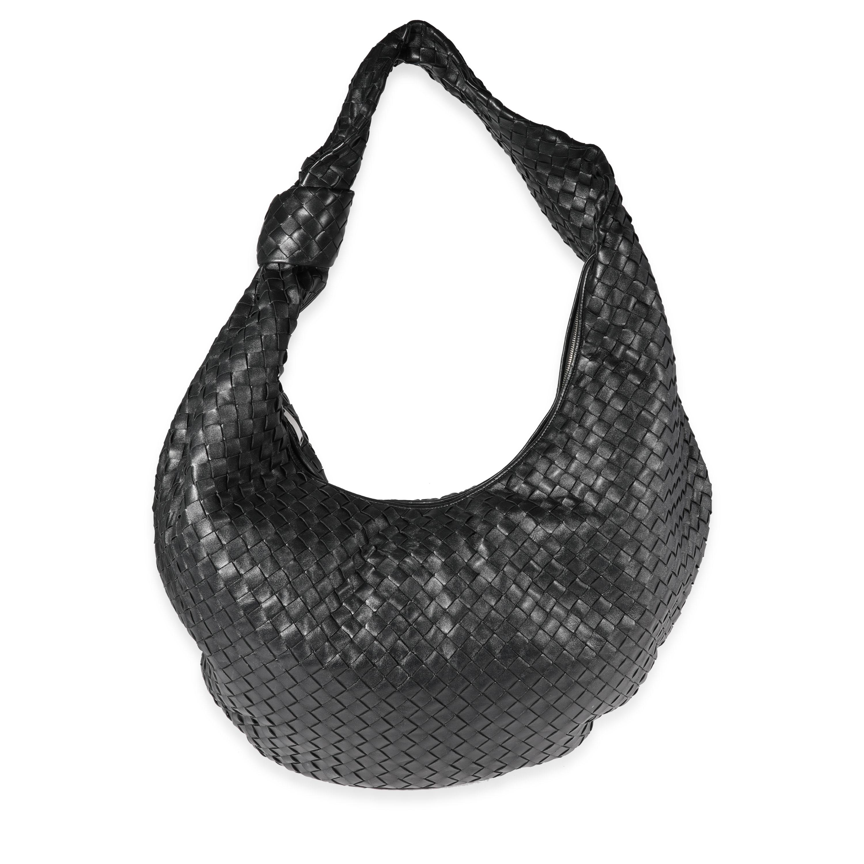 Auflistung Titel: Bottega Veneta Schwarz Intrecciato Leder Maxi Jodie Tasche
SKU: 121524
MSRP: 6250.00
Zustand: Gebraucht 
Handtasche Zustand: Sehr gut
Bemerkungen zum Zustand: Sehr guter Zustand. Leichte Abnutzungserscheinungen und Flecken an der