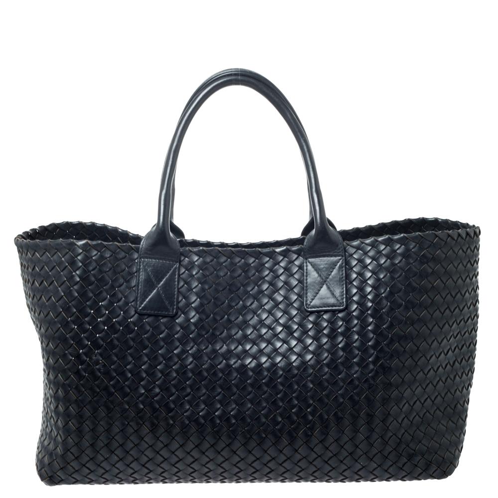One look at this Cabat tote from Bottega Veneta and you'll know why it is so wonderful. It is high in style and magnificent in appeal. Crafted from black leather using their Intrecciato weaving technique and held by two rolled handles, it is