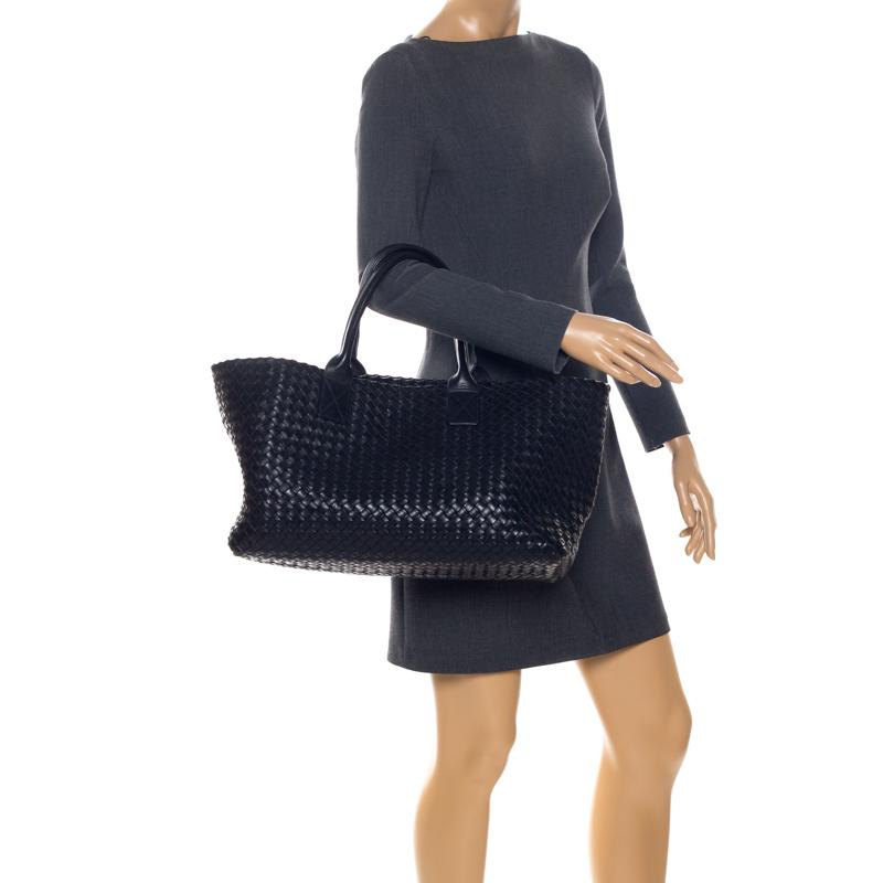Bottega Veneta Schwarz Intrecciato Leder Medium Cabat Tote im Zustand „Gut“ in Dubai, Al Qouz 2