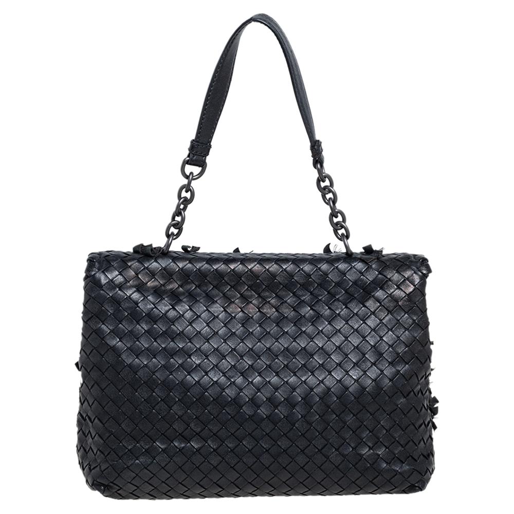 Bottega Veneta's Olimpia bag presents the label's artistry in fine craftsmanship and classic designs. Woven in their Intrecciato technique, it features a black shade, a single handle, and a front flap that opens to reveal a well-sized interior for