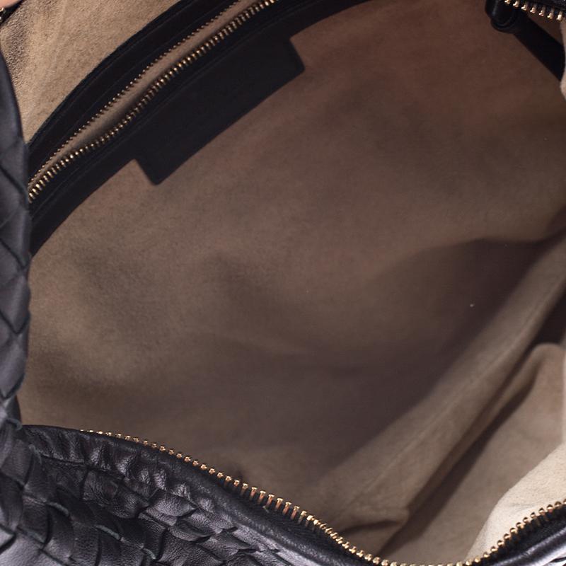 Bottega Veneta Black Intrecciato Leather Medium Veneta Hobo For Sale 7