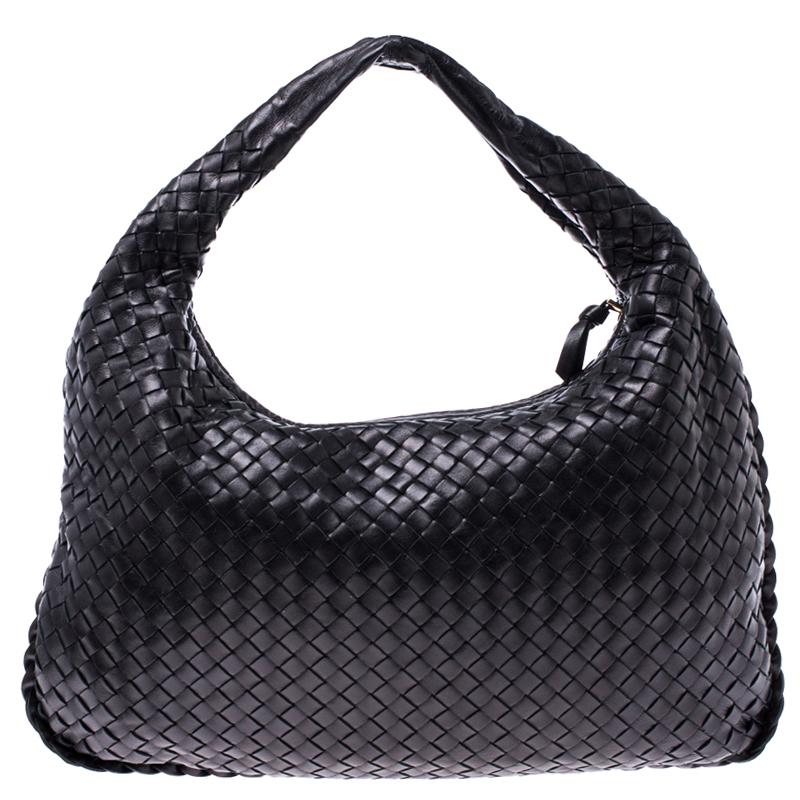 Crafted from leather in Italy, this hobo from Bottega Veneta features a single handle and a suede compartment perfectly sized to carry your essentials. The exterior of the bag gloriously flaunts the brand's Intrecciato pattern. This hobo artfully