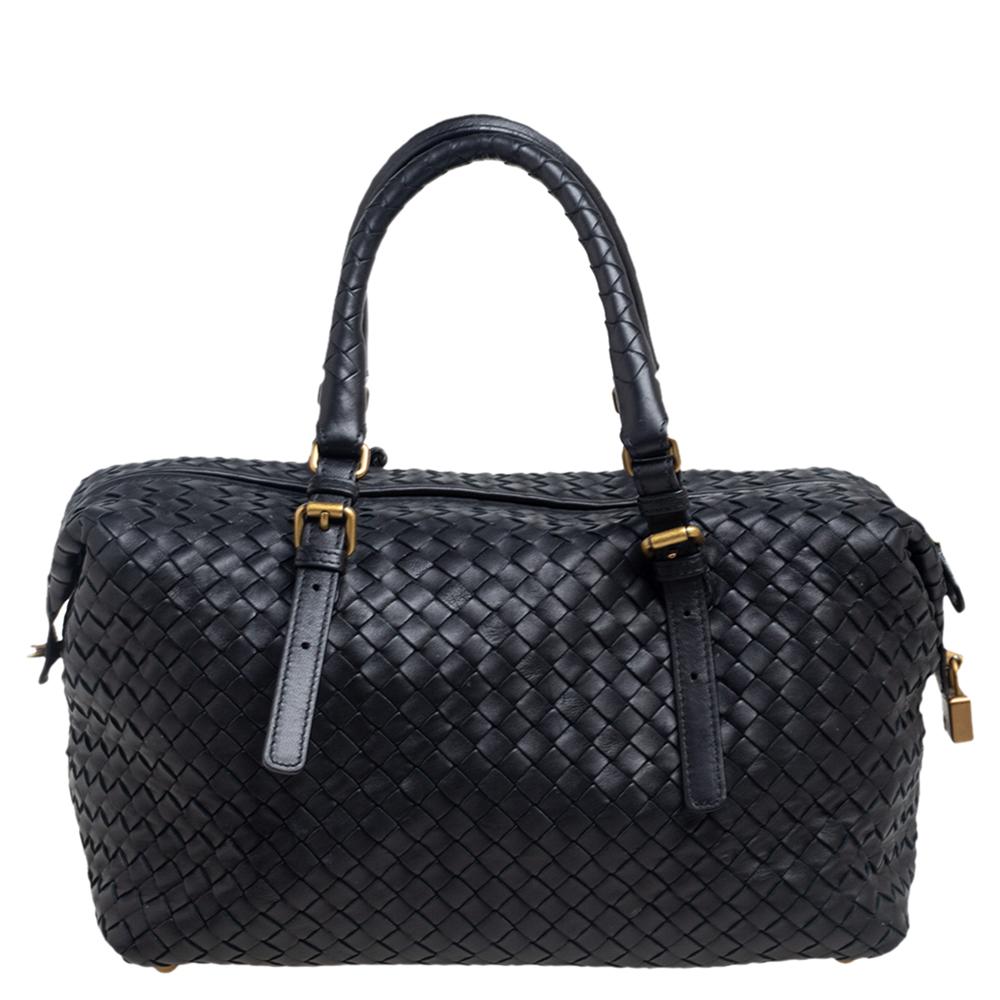 This classic Bottega Veneta bag is an inspiration from the rustic carry-all. Made with the signature woven intrecciato leather, the bag has a roomy compartment with a cellphone pocket. The bag comes with a small padlock and two handles.

Includes: