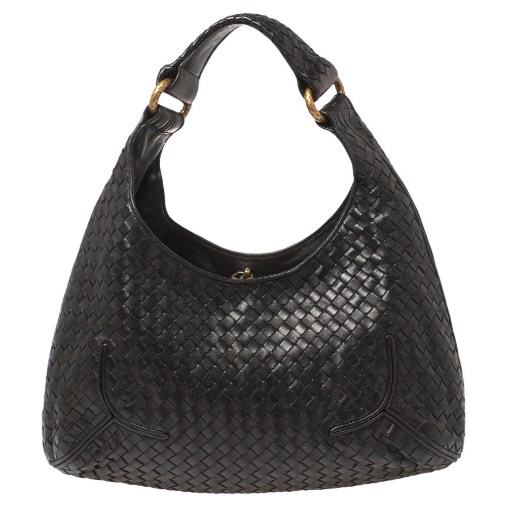 Dieser Hobo von Bottega Veneta aus feinem Leder ist ideal. Sein Intrecciato-Gewebe fügt dem Äußeren das charakteristische Design der Marke hinzu und verleiht ihm den ikonischen Bottega Veneta-Look. Der Ledergriff ist mit goldfarbenen Ringen