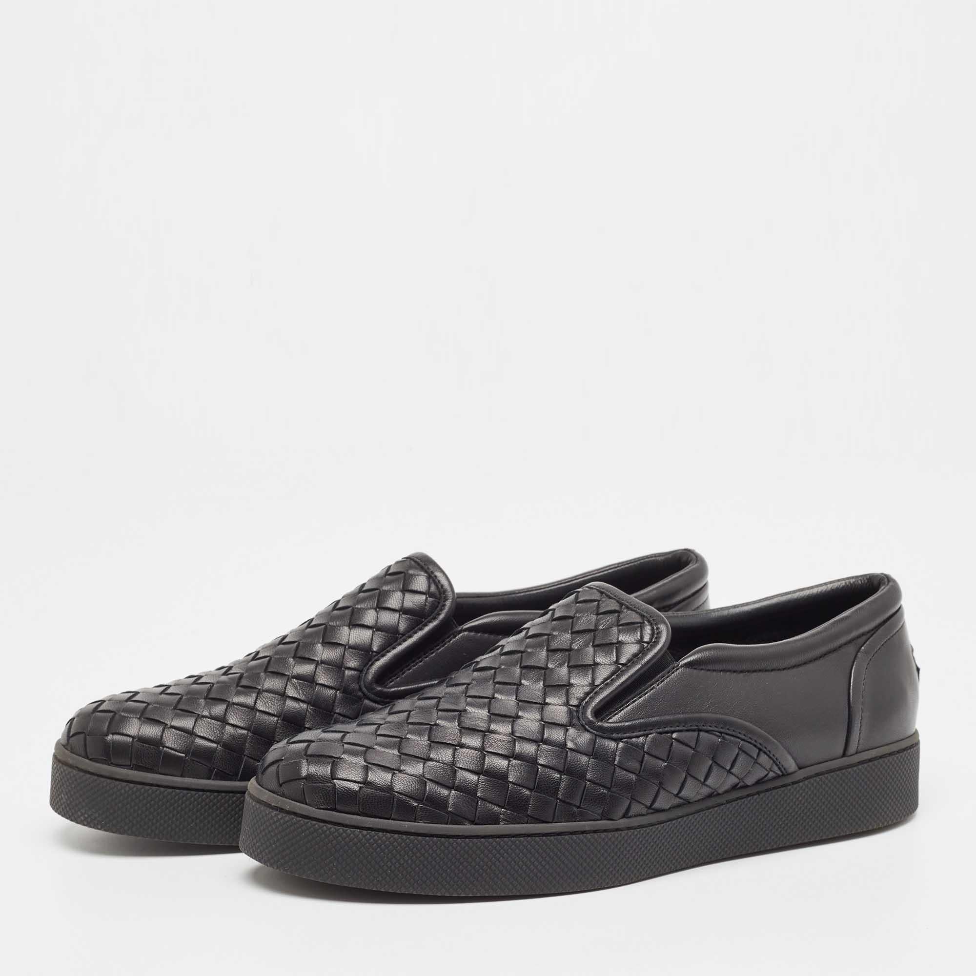 This chic pair of slip on sneakers is a Bottega Veneta creation. Made in Italy, these sneakers are crafted from leather and feature the signature Intrecciato pattern on the exterior. Team this sturdy pair with casual attire.

