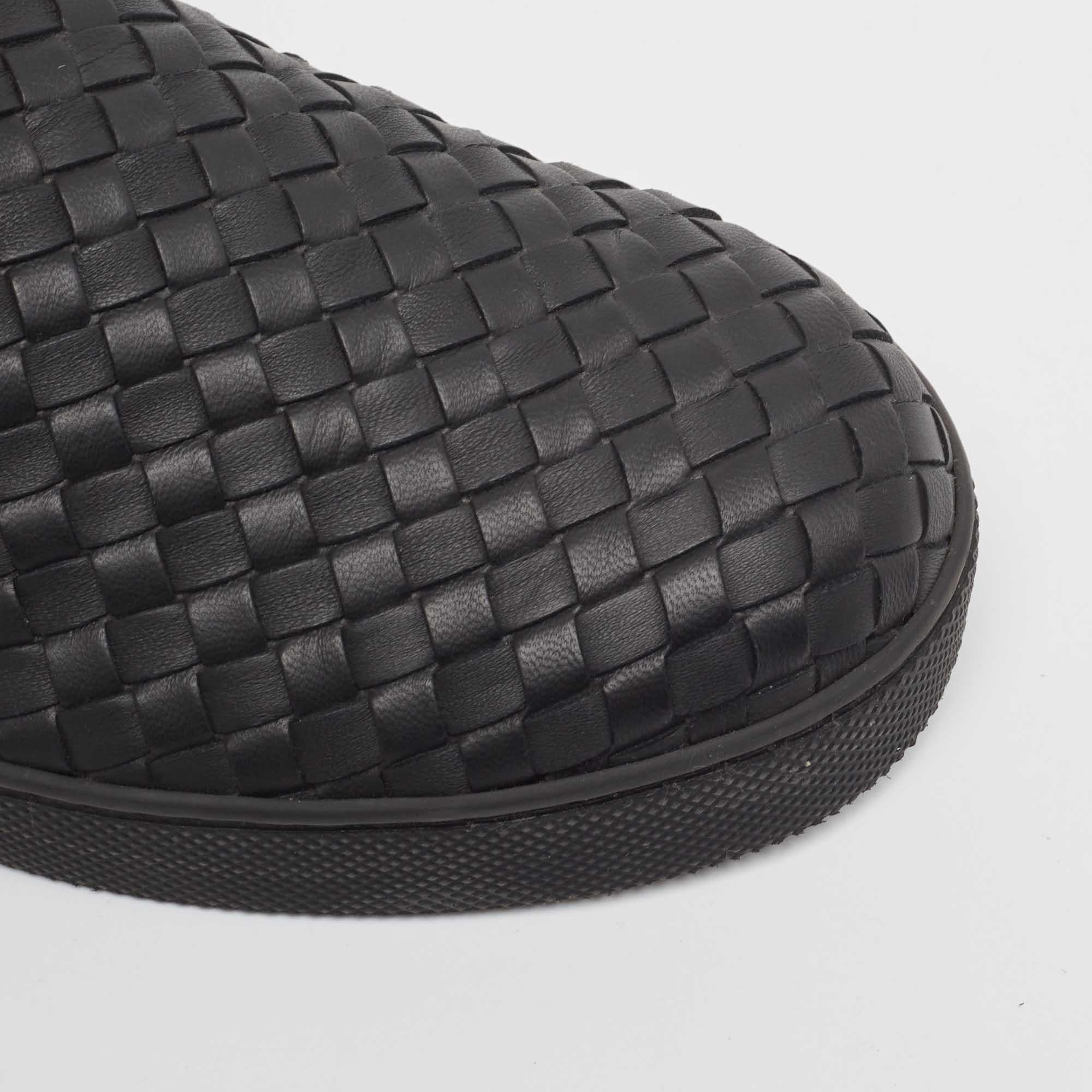 Bottega Veneta Black Intrecciato Leather Slip On Sneakers Size 40 In Good Condition For Sale In Dubai, Al Qouz 2