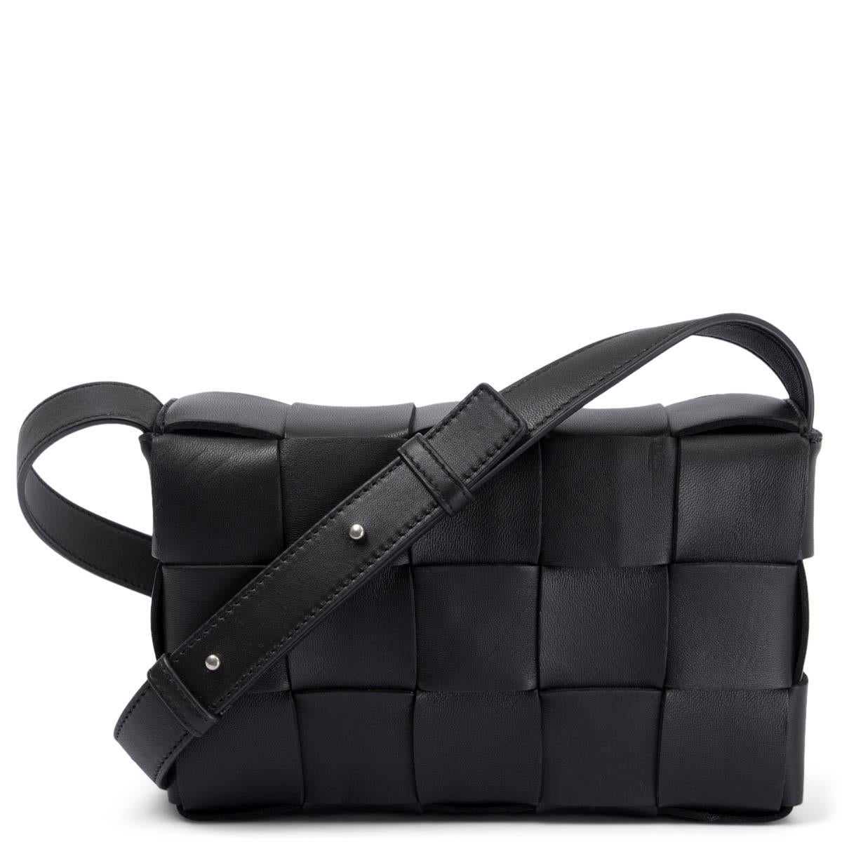BOTTEGA VENETA black Intrecciato leather SMALL CASSETTE Crossbody Bag In Excellent Condition In Zürich, CH