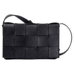 BOTTEGA VENETA Schwarze Intrecciato-Umhängetasche aus Leder SMALL CASSETTE