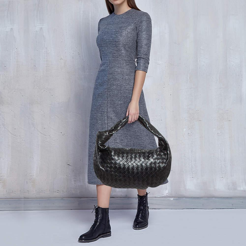 Este bolso Bottega Veneta Jodie está confeccionado en piel con su característica técnica de tejido Intrecciato en una silueta sin costuras. Este bolso que personifica la elegancia y el encanto sutil se sujeta con un asa anudada. La bolsa tiene un