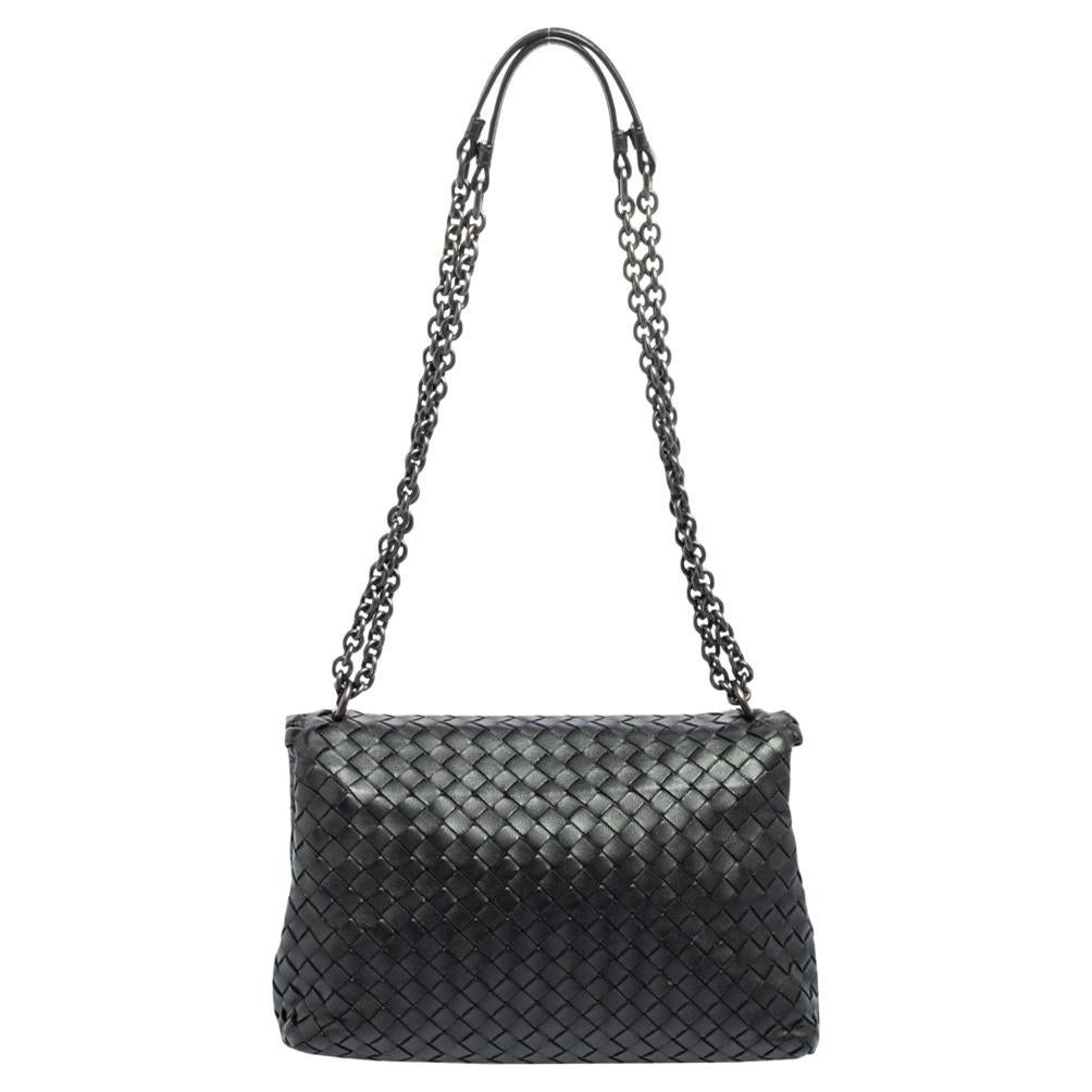 Versatile and practical, this bag from Bottega Veneta is absolutely delightful. The black bag is crafted from leather and features the signature Intrecciato pattern all over it which is unique to the brand. It flaunts twin link handles and a