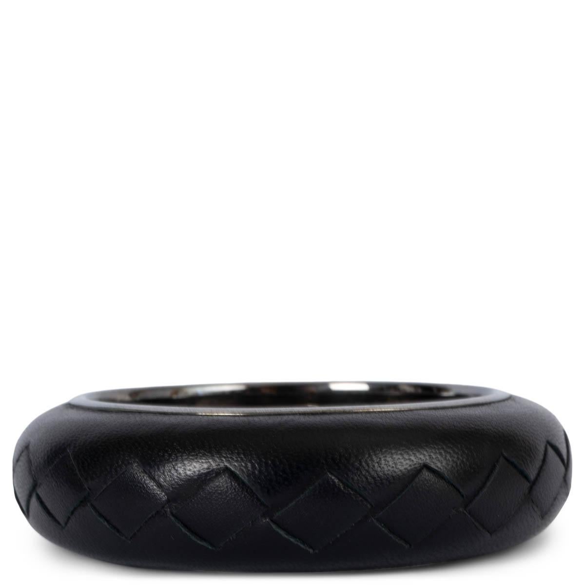 100% authentic Bottega Veneta Intrecciato bangle. Features a black braided leather body with sterling silver spring closure. Has been worn and is in excellent condition. 

Measurements
Width	2.3cm (0.9in)
Circumference	2.3cm