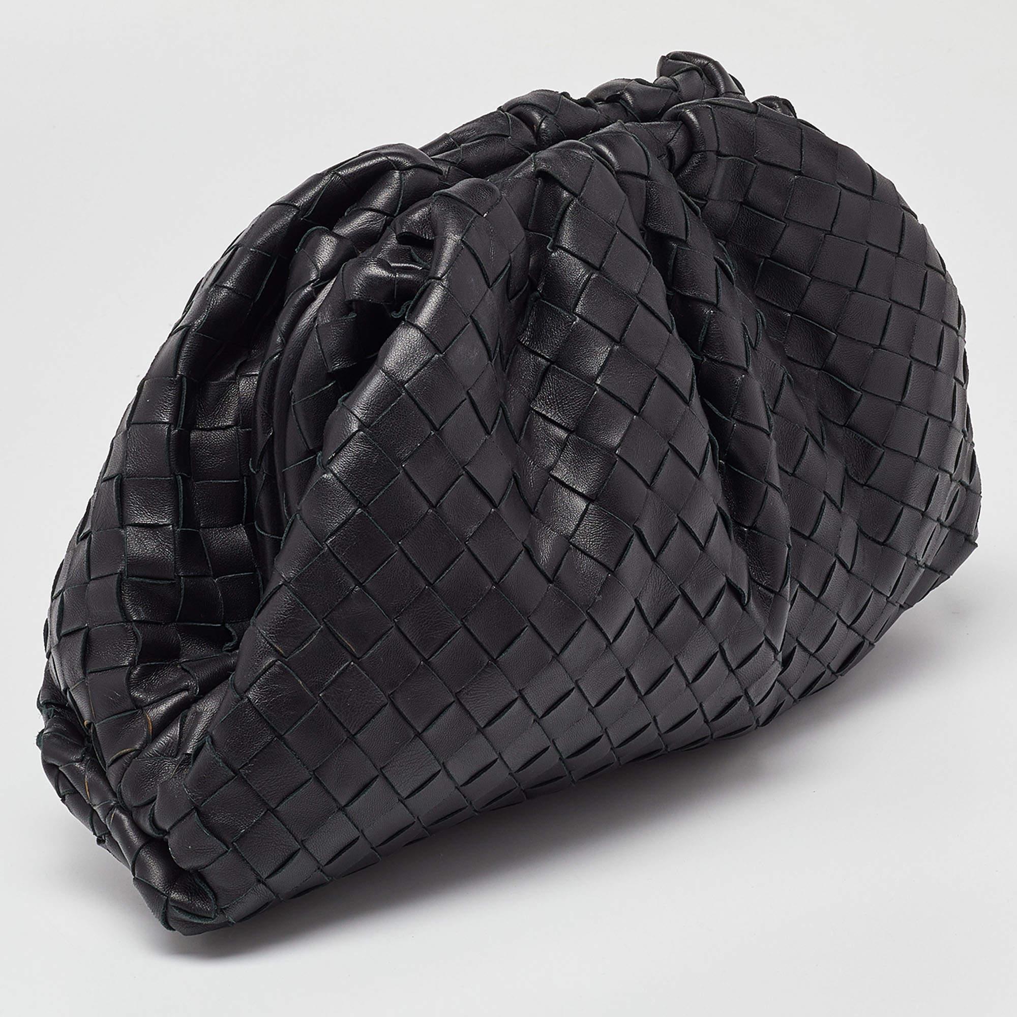 Bottega Veneta Black Intrecciato Leather The Pouch Clutch In Good Condition In Dubai, Al Qouz 2