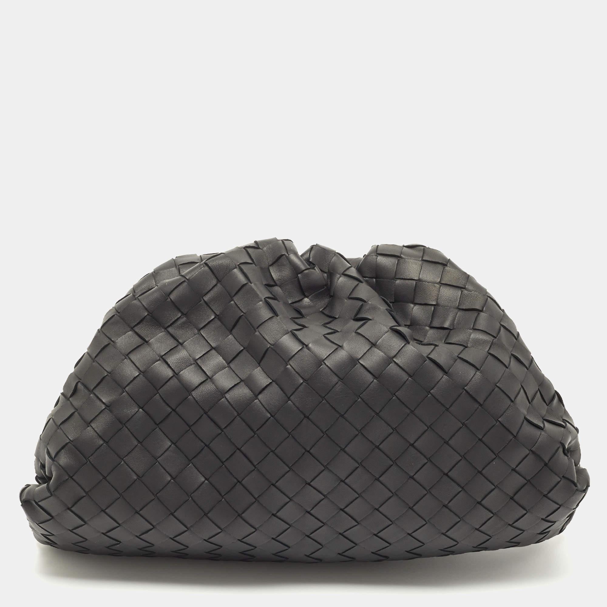 Bottega Veneta Black Intrecciato Leather The Pouch Clutch In Good Condition In Dubai, Al Qouz 2