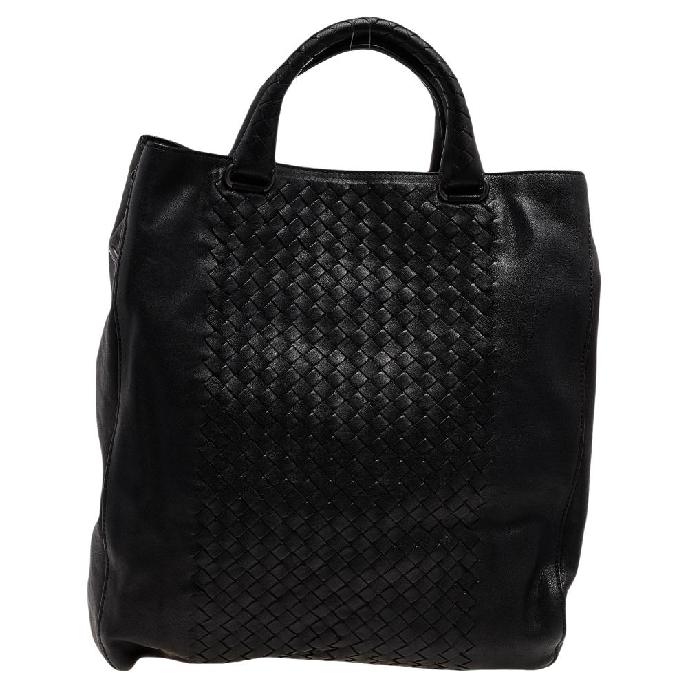 This tote from Bottega Veneta does justice to both style and comfort. Its extraordinary yet simple structure contains black Intrecciato leather and comes with two top handles that make the bag convenient to carry. It encloses a largely spaced