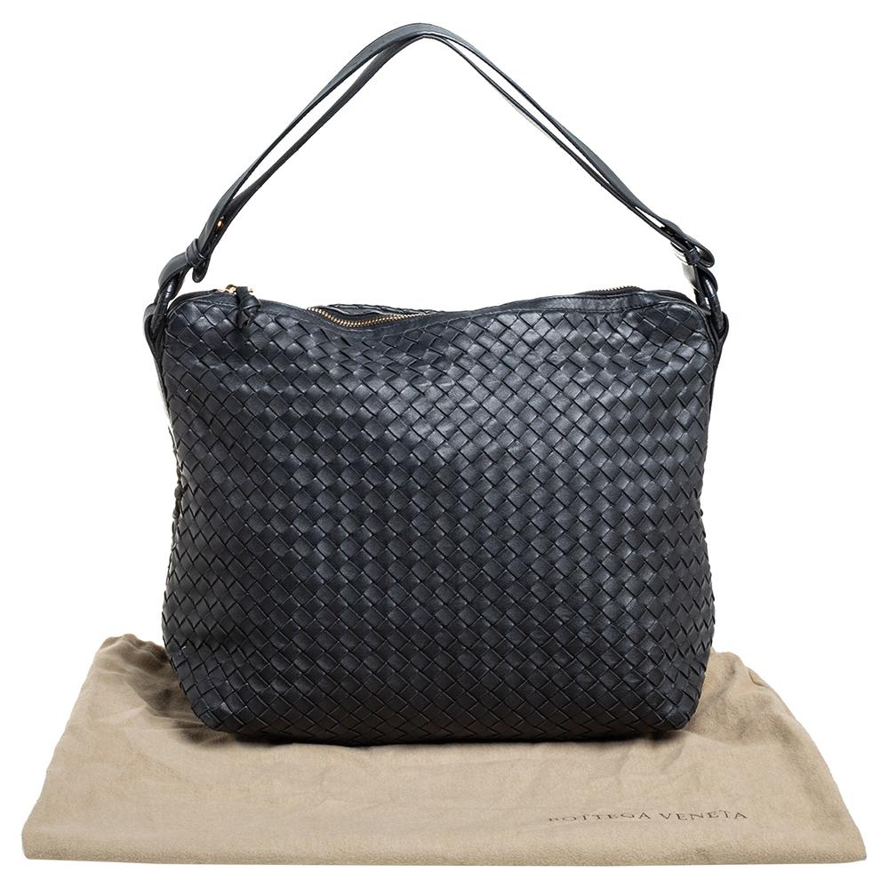 Hobo aus schwarzem Intrecciato-Leder mit Reißverschluss von Bottega Veneta 7
