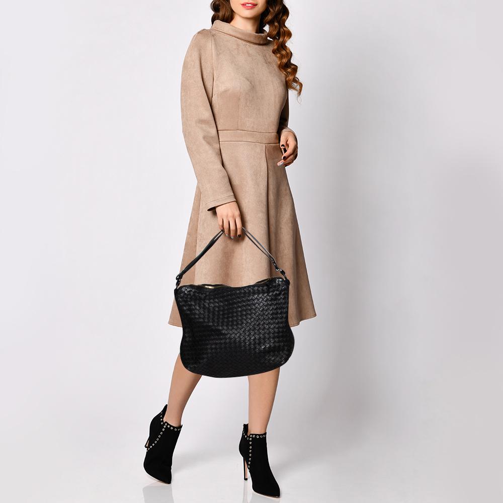 Hobo aus schwarzem Intrecciato-Leder mit Reißverschluss von Bottega Veneta (Schwarz)