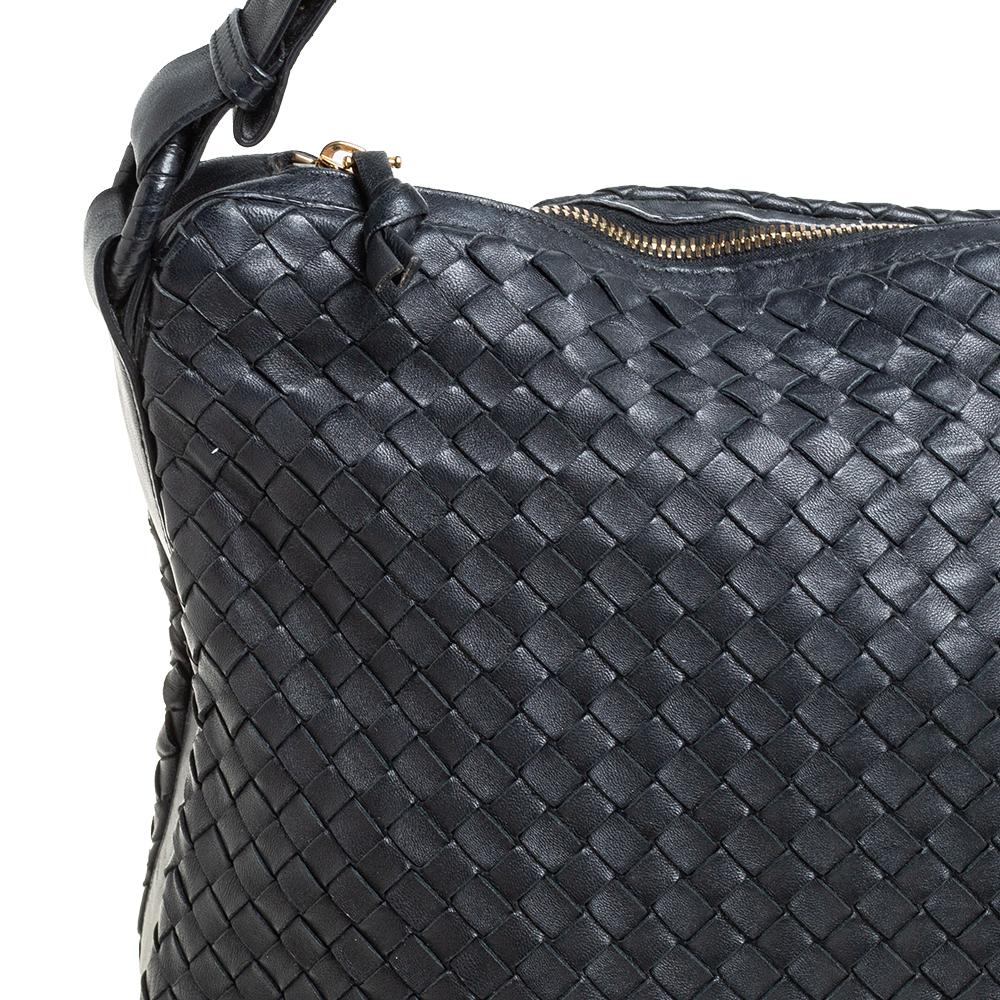 Hobo aus schwarzem Intrecciato-Leder mit Reißverschluss von Bottega Veneta 2