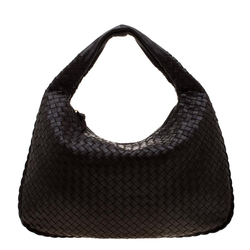 Crafted from leather in Italy, this hobo from Bottega Veneta features a single shoulder strap and a suede compartment perfectly sized to carry your essentials. The exterior of the bag gloriously flaunts the brand's Intrecciato pattern. This Veneta