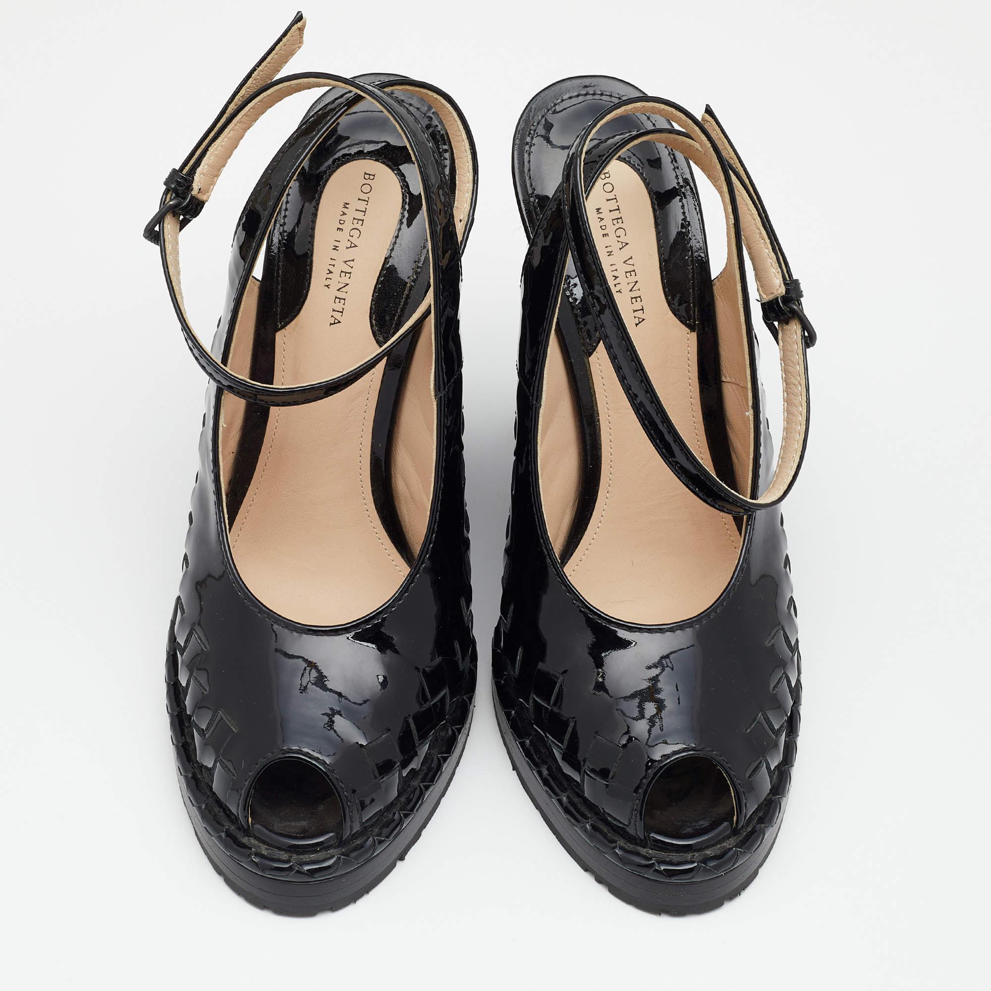 Bottega Veneta has always been known for its excellence in crafting. Designed using the Intrecciato technique, the patent leather wedge sandals come with a glossy finish. Featuring soft, tonal braided jute heels, the sole ensures ease. Fastened with