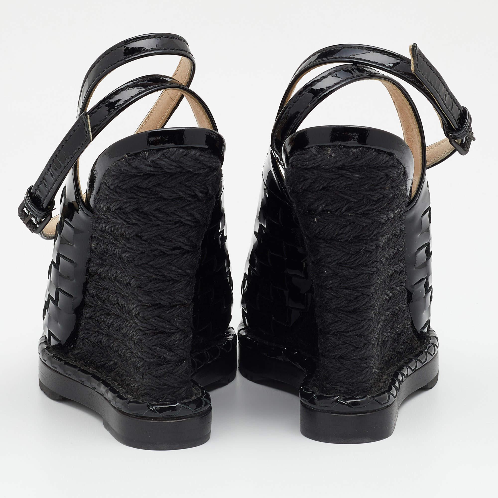 Bottega Veneta Black Intrecciato Patent Leather Wedge Sandals Size 38 In Good Condition For Sale In Dubai, Al Qouz 2
