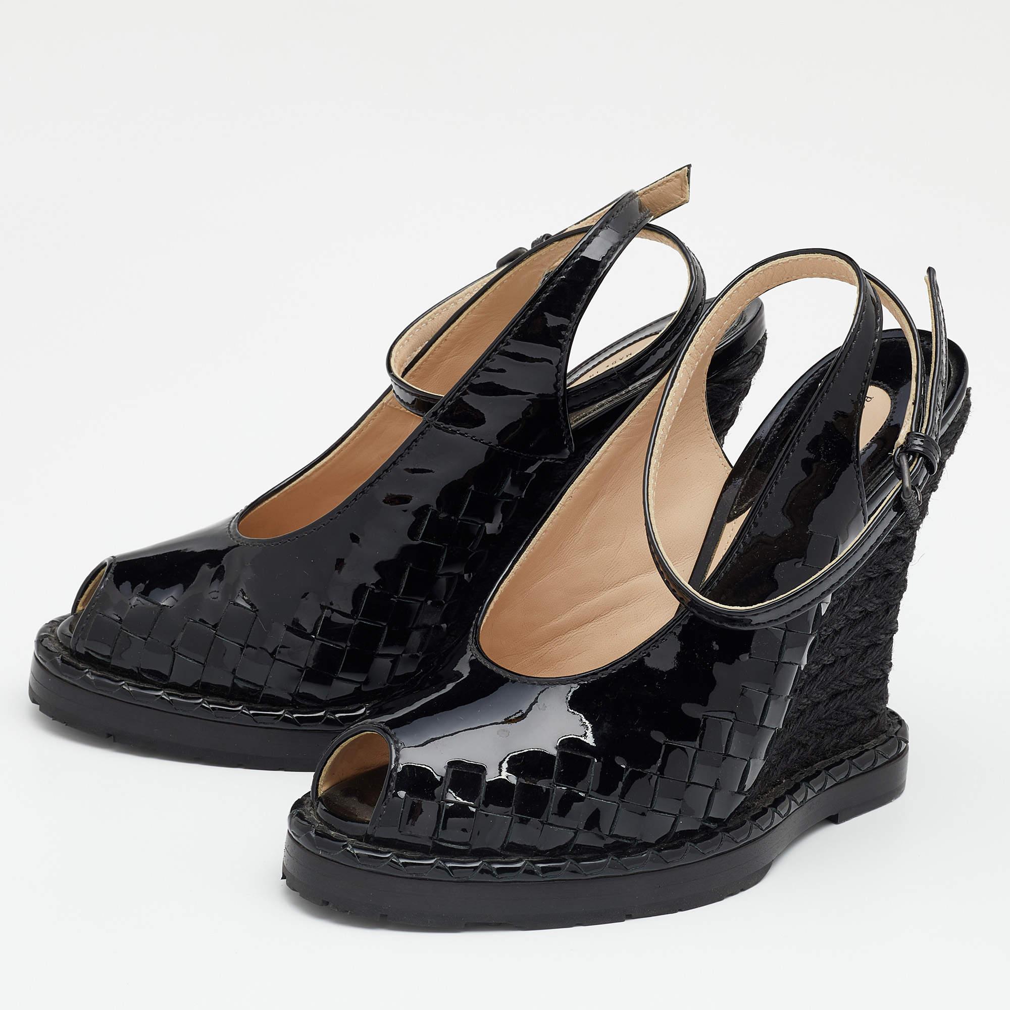 Women's Bottega Veneta Black Intrecciato Patent Leather Wedge Sandals Size 38 For Sale