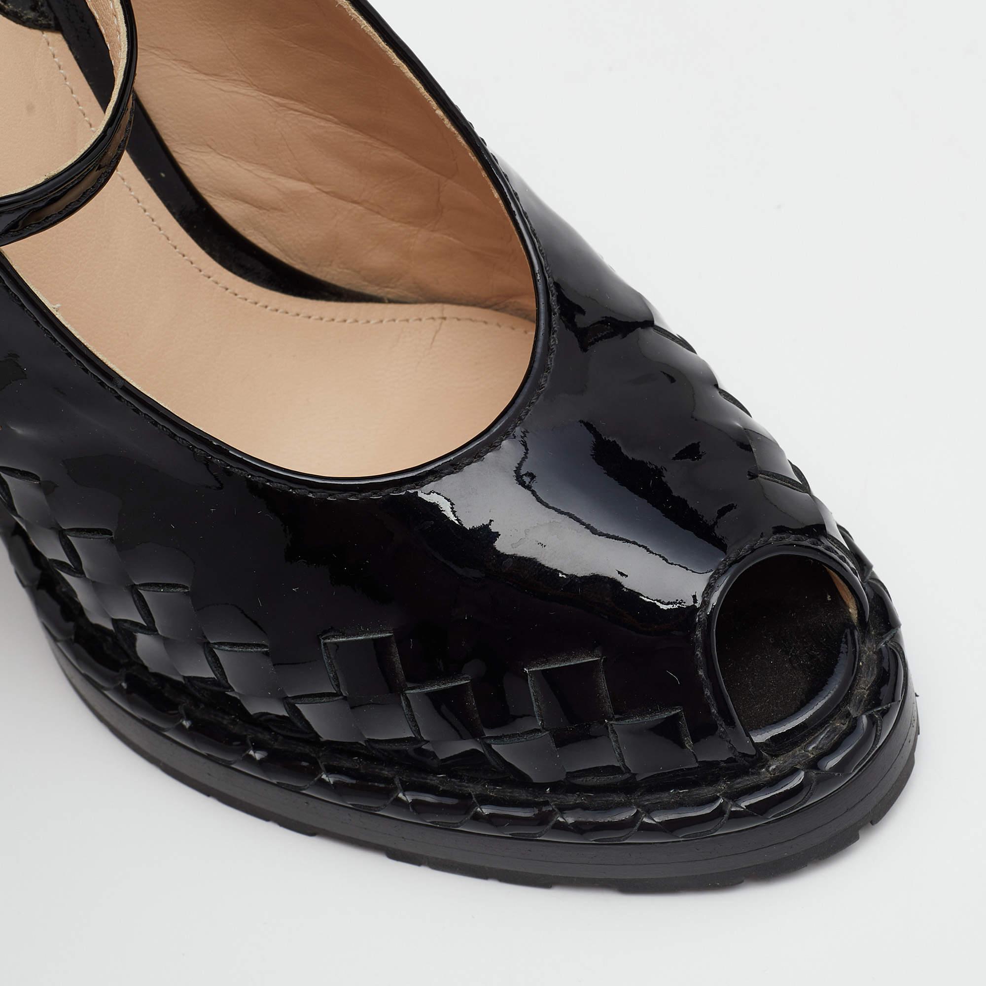 Bottega Veneta Black Intrecciato Patent Leather Wedge Sandals Size 38 For Sale 2