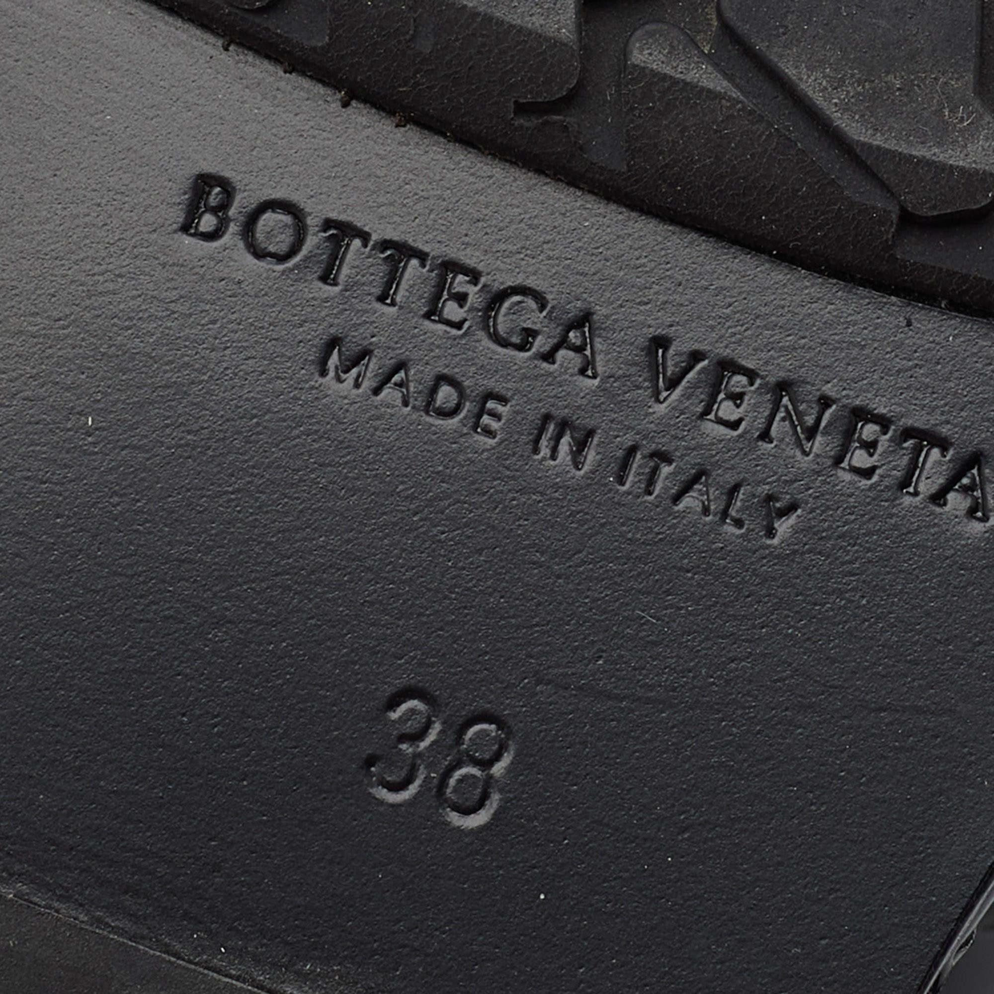 Bottega Veneta Sandales compensées Intrecciato en cuir verni noir, taille 38 en vente 2