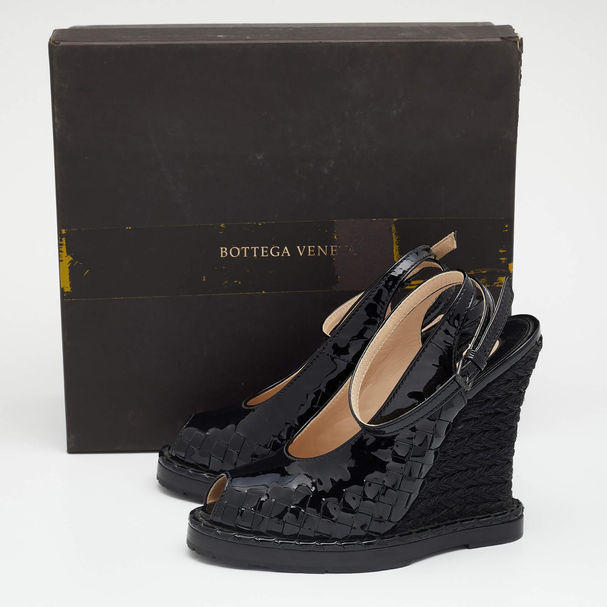 Bottega Veneta Black Intrecciato Patent Leather Wedge Sandals Size 38 For Sale 4