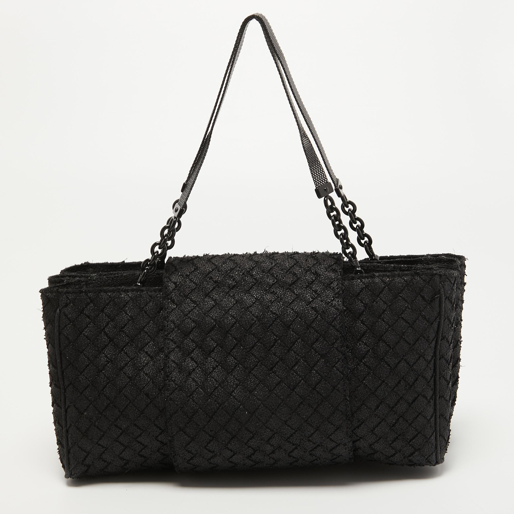 Striking a beautiful balance between essentiality and opulence, this tote from the House of Bottega Veneta ensures that your handbag requirements are taken care of. It is equipped with practical features for all-day ease.

Includes: Original