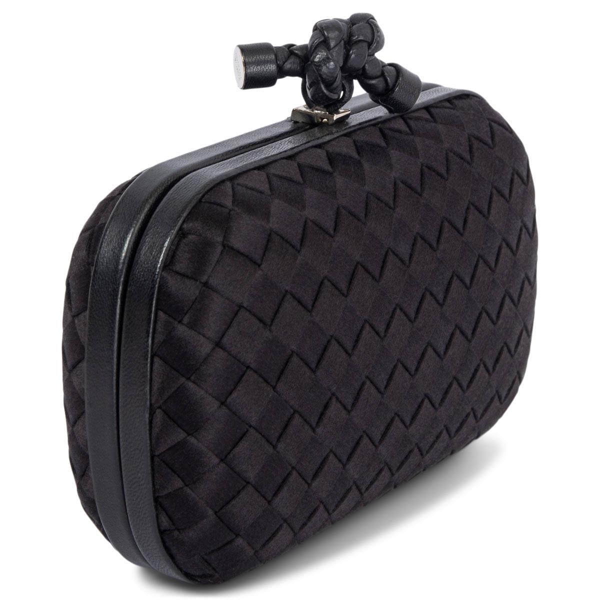 100% authentic Bottega Veneta Knot clutch in black woven silk satin fabric with frame in black calfskin and Intrecciato knot closure. Lined in black silk satin. Has been carried and is in excellent condition. 

Measurements
Height	10cm