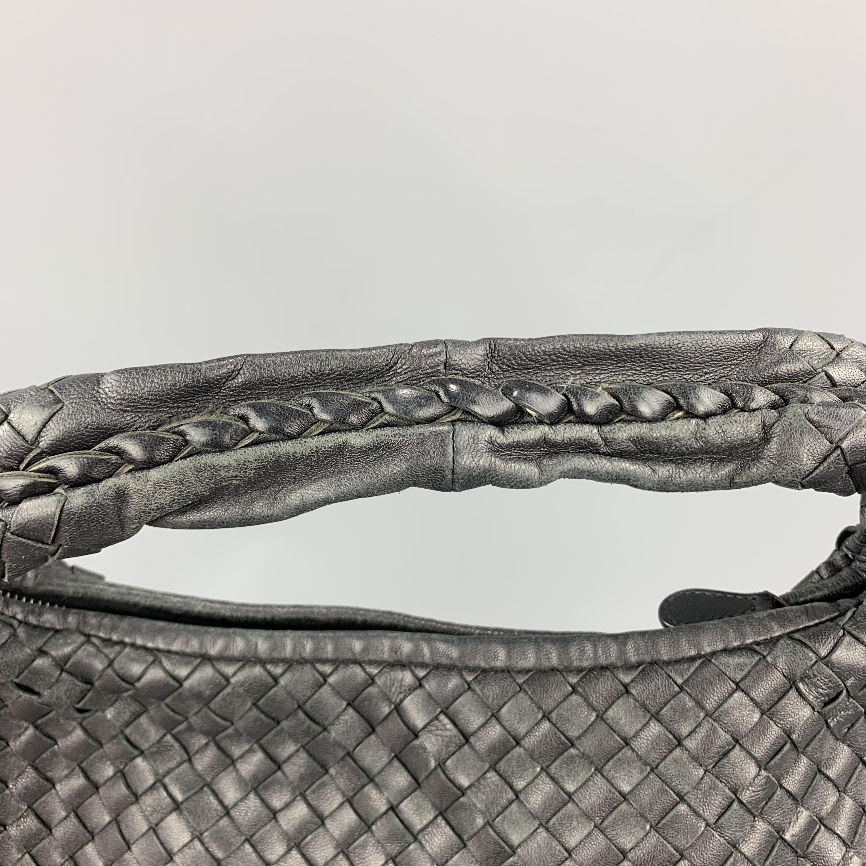 BOTTEGA VENETA hobo bag comes in signature woven intrecciato leather with a shoulder strap, top zip, and suede interior. Aging throughout leather and interior wear. As-is. Made in Italy.

Good Pre-Owned Condition.

Measurements:

Length: 16