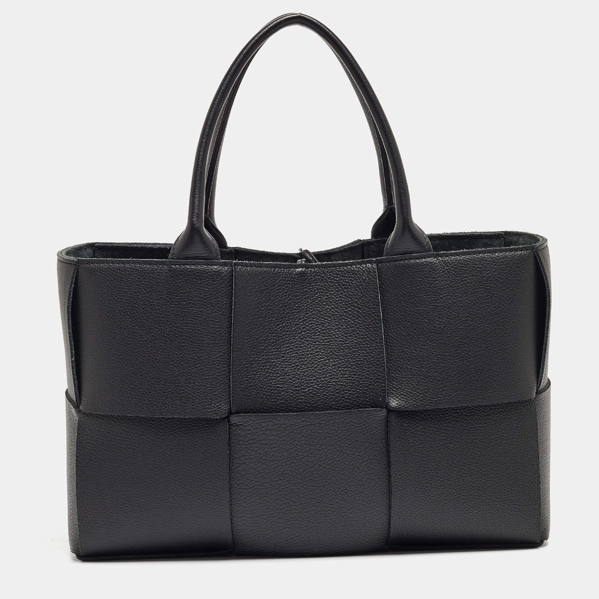 Know to create stylish, sophisticated, and timeless designs, this is a brand worth investing in. The bags that come from this label's atelier are exquisite. This tote bag is no different. It has been made from quality materials and comes with an