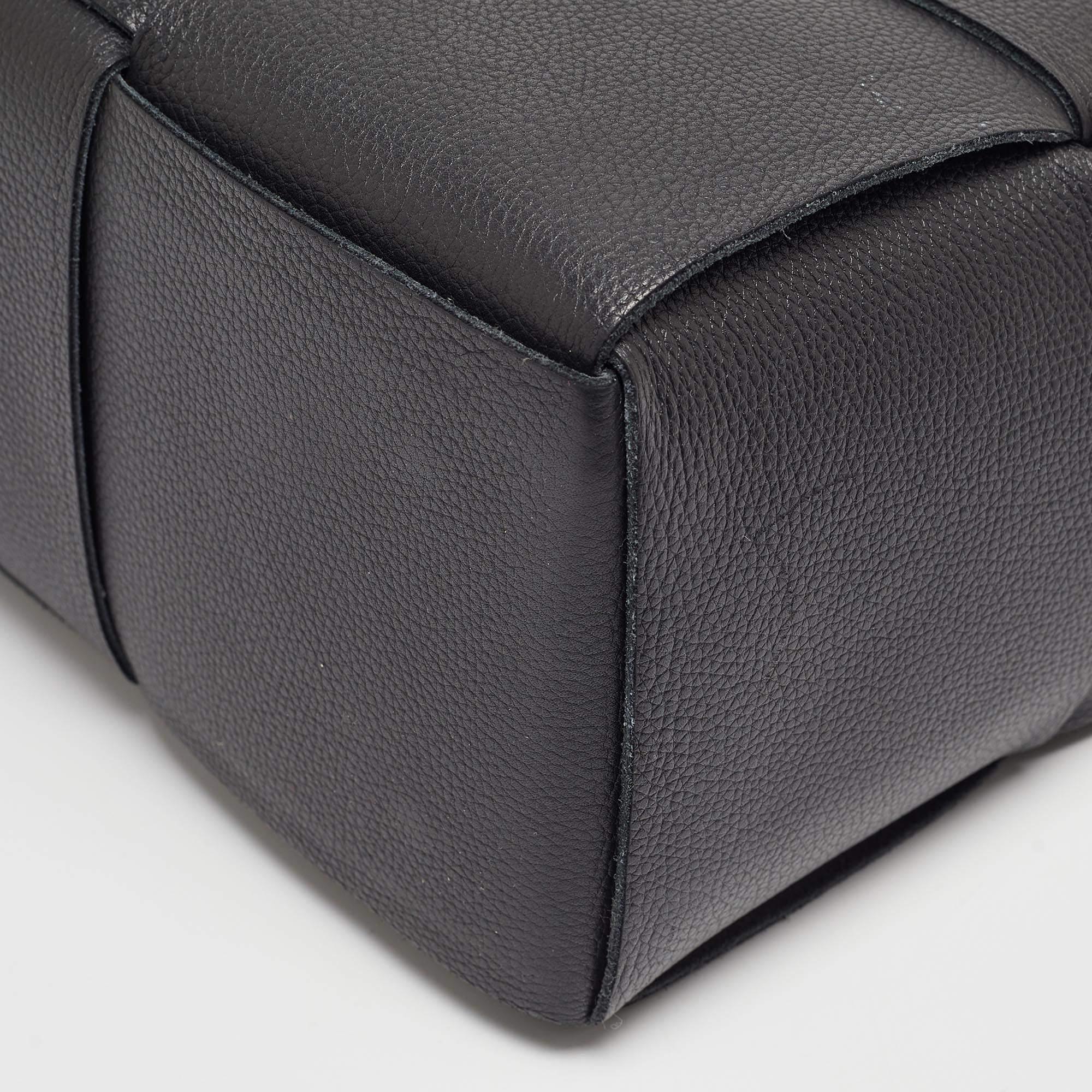 Bottega Veneta Black Intreccio Leather small Arco Tote In Excellent Condition For Sale In Dubai, Al Qouz 2