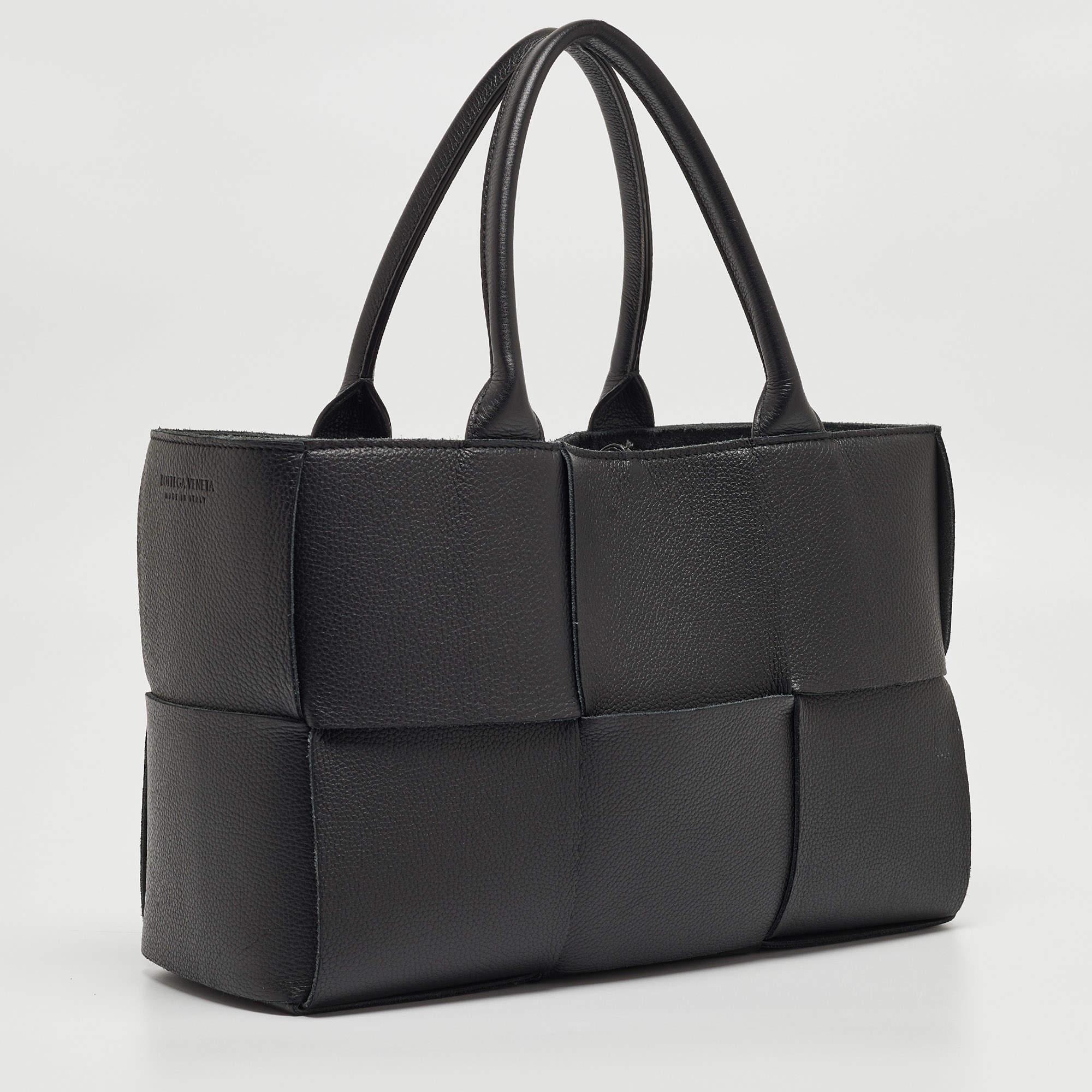 Bottega Veneta Noir Intreccio Leather small Arco Tote en vente 4