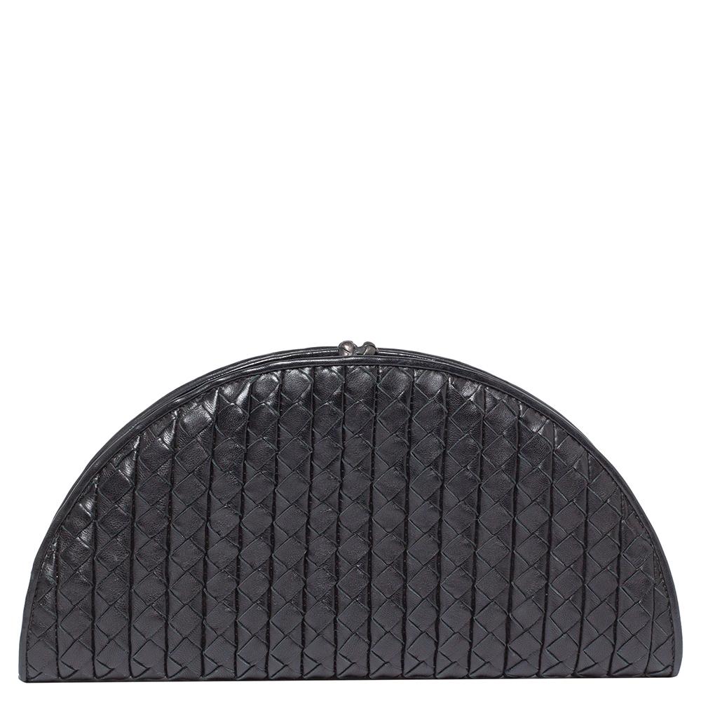 Bottega Veneta needs no introduction and creations from the label are loved worldwide. This fan-shaped clutch proves just that! It comes crafted from black leather and styled with the signature intreciatto pattern. The suede-lined interior has