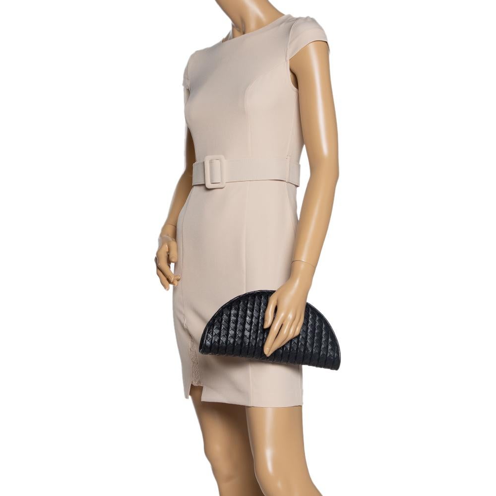 Bottega Veneta Black Intreciatto Leather Fan Clutch In Good Condition In Dubai, Al Qouz 2