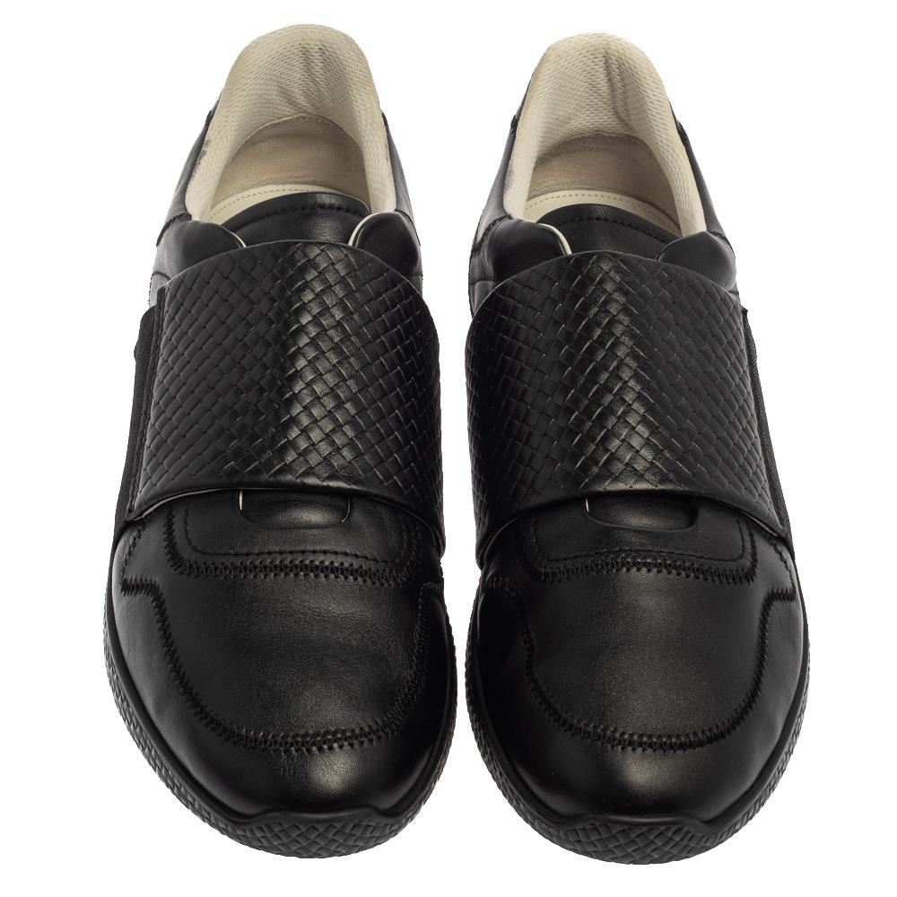 Fall in love with casual wear every time you step out in these low-top sneakers from Bottega Veneta. They've been crafted from black leather featuring the signature Intrecciato pattern detailing and designed with round toes and wide straps on the