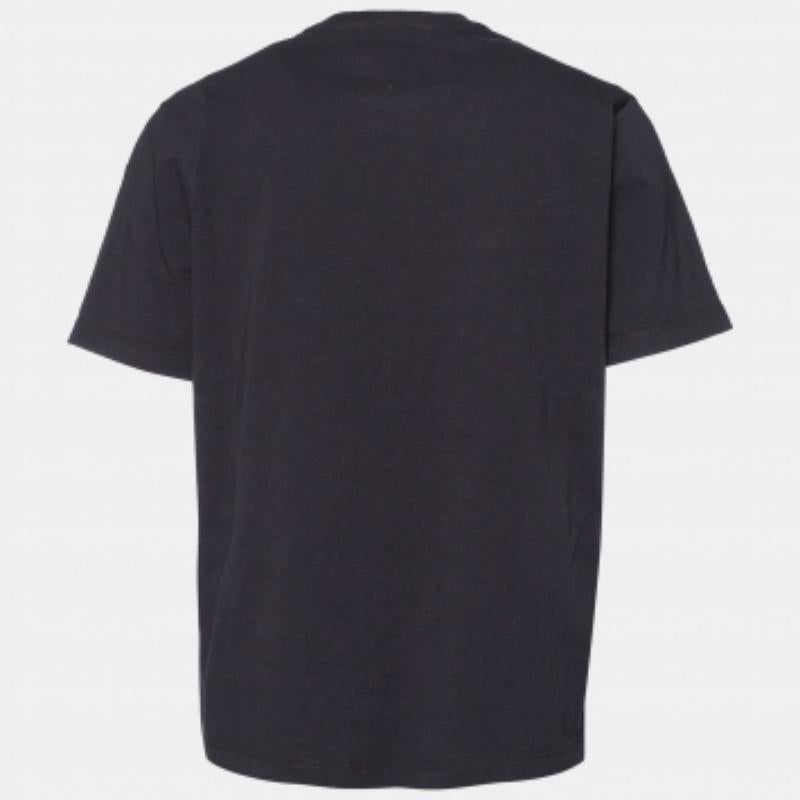 Una miscela perfetta di comfort, lusso e stile: questa Bottega Veneta è un pezzo imperdibile! Realizzata in cotone in una tonalità nera, la creazione ha una finitura minimal. Rifinito con scollo a giro e maniche corte, può essere abbinato a