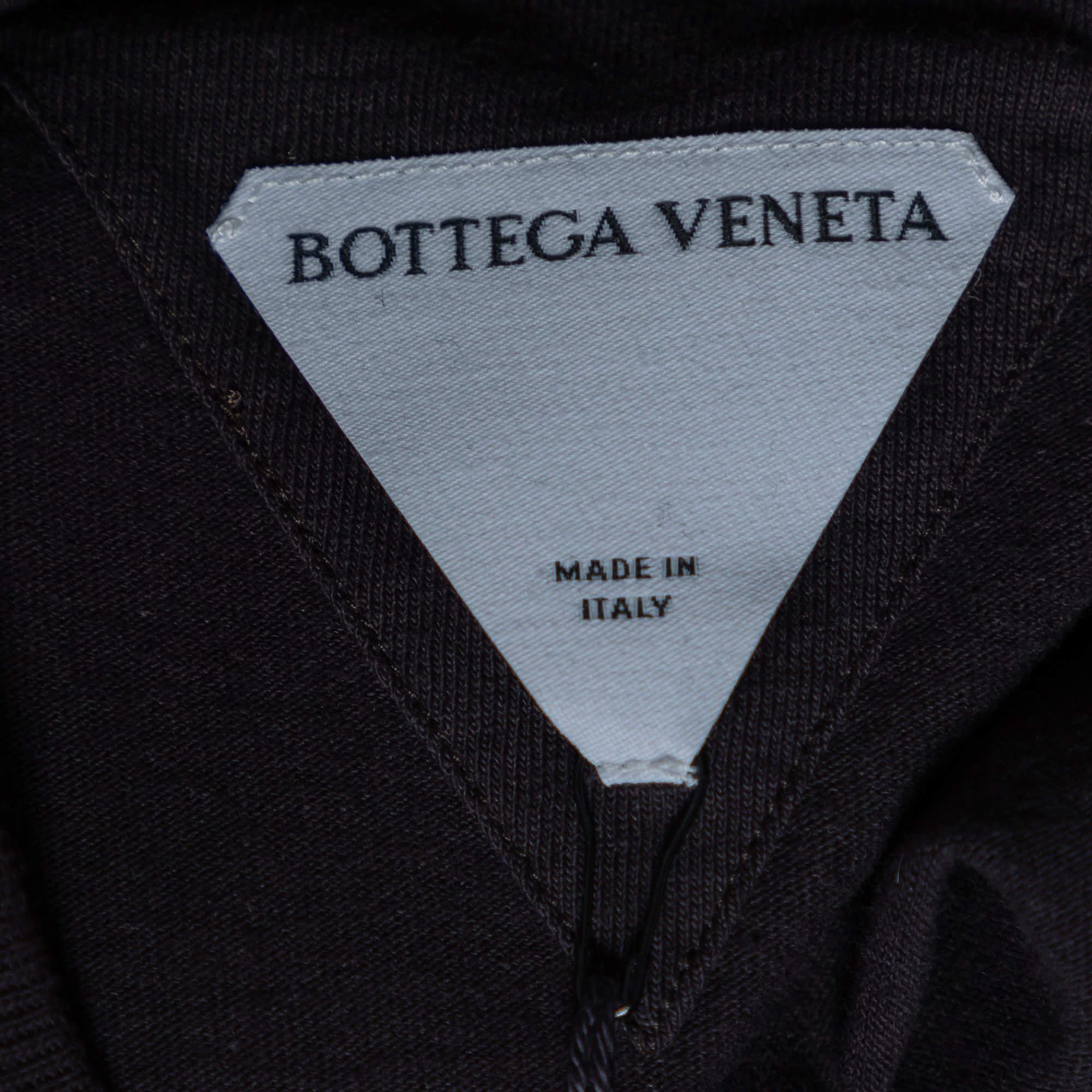 T-shirt Bottega Veneta à col bénitier brodé de logos noirs XL Excellent état - En vente à Dubai, Al Qouz 2
