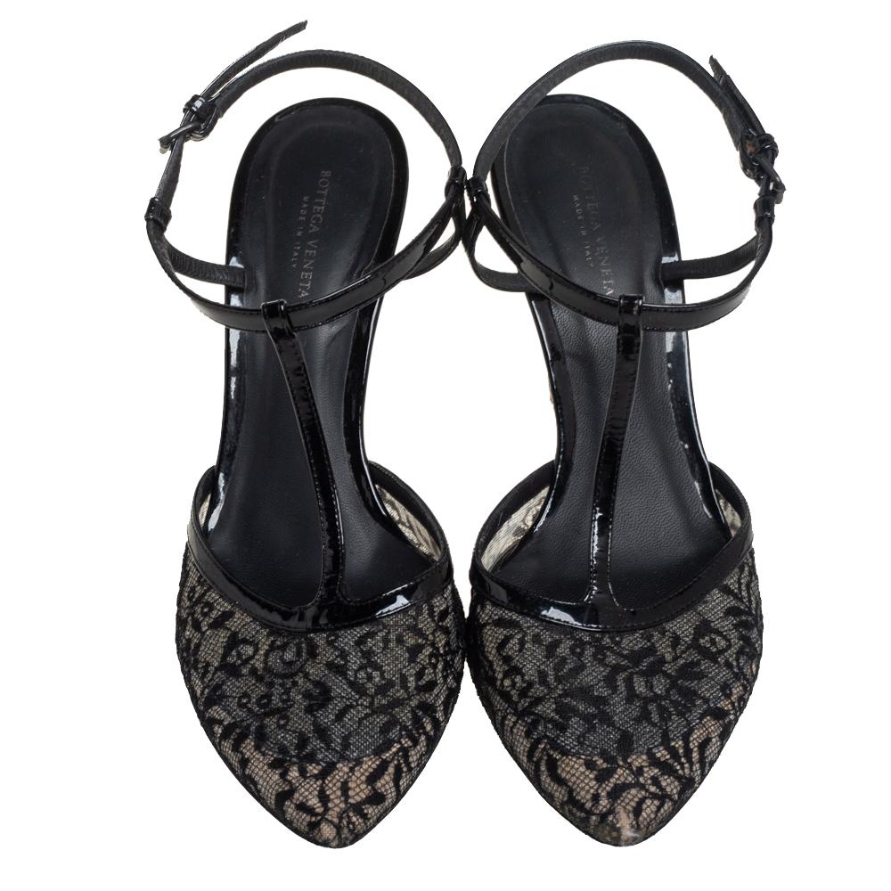 Bottega Veneta Black Lace And Patent Leather T Strap Sandals Size 38 In Good Condition In Dubai, Al Qouz 2