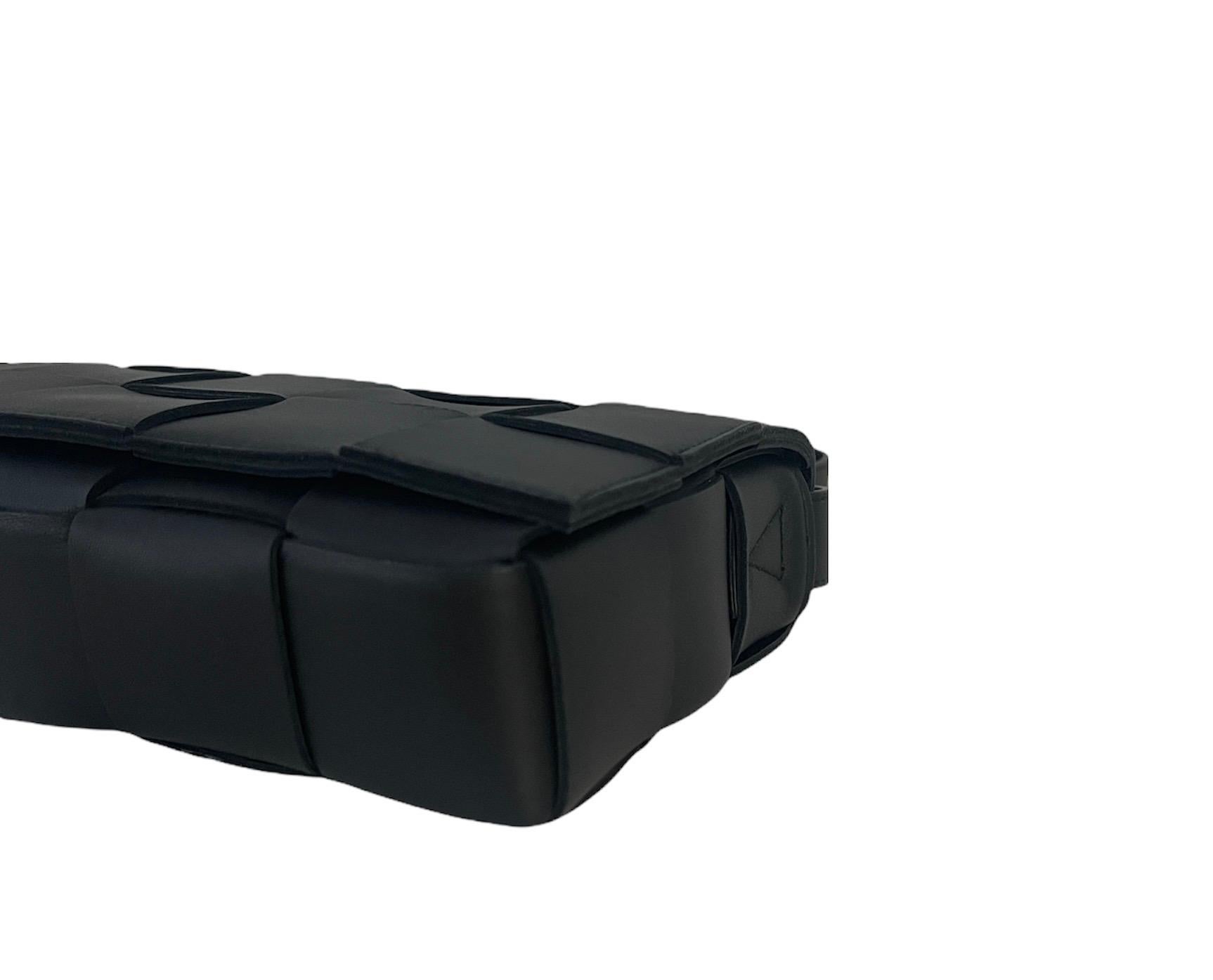 Bottega Veneta Black Lambskin Maxi Intrecciato Cassette Crossbody Bag In Excellent Condition In New York, NY