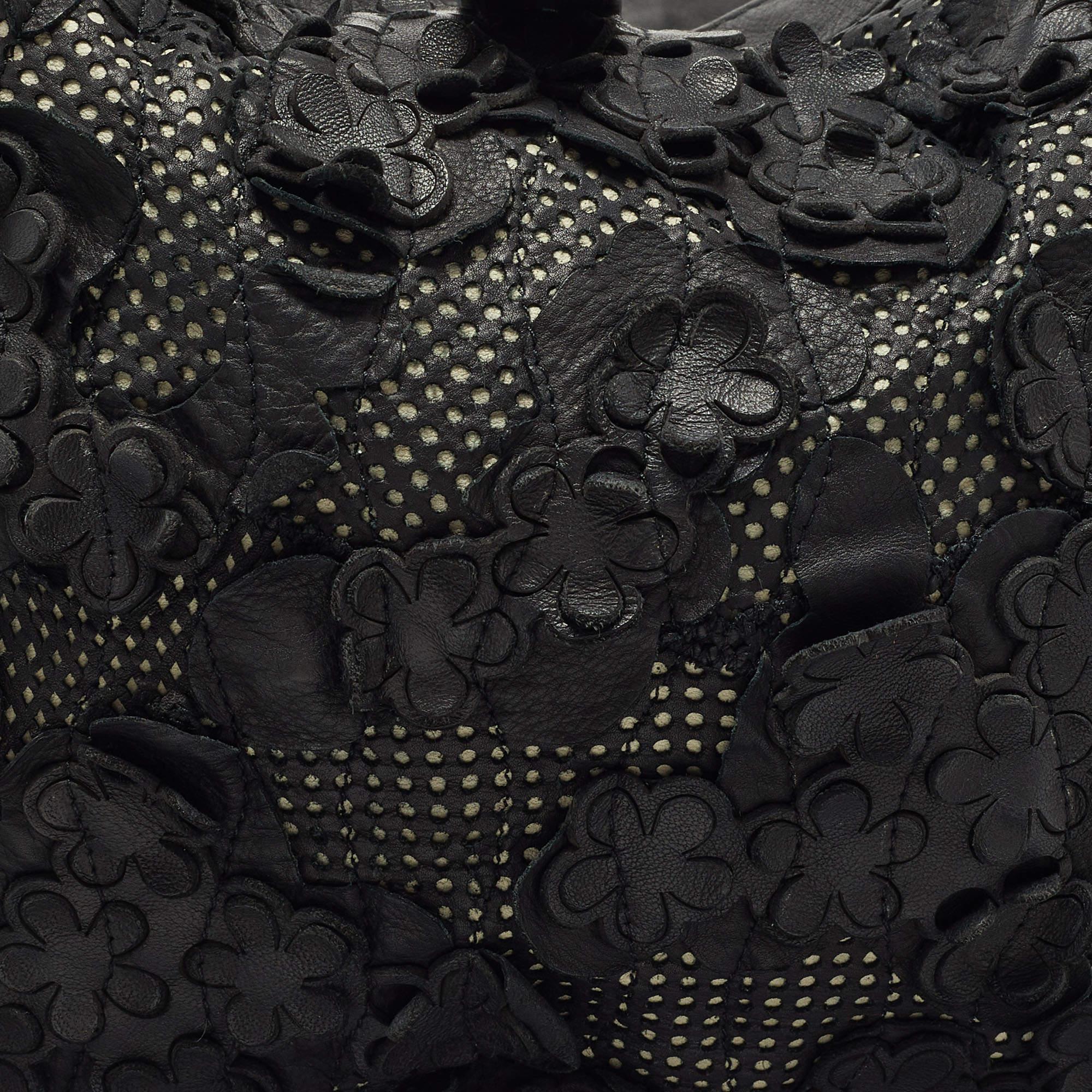 Bottega Veneta Black Lasercut Leather Floral Applique Hobo For Sale 8